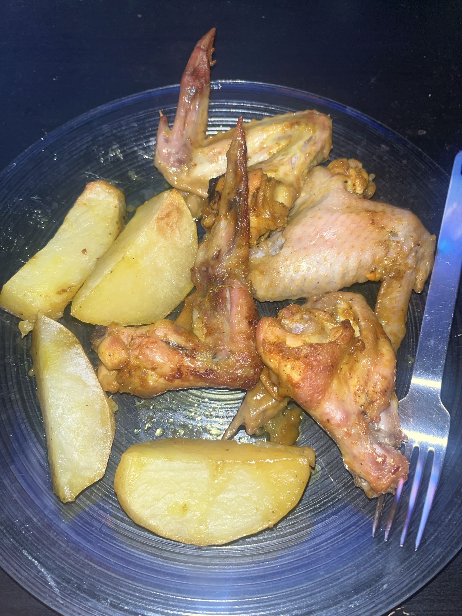 Ailes de poulet et pommes de terre
