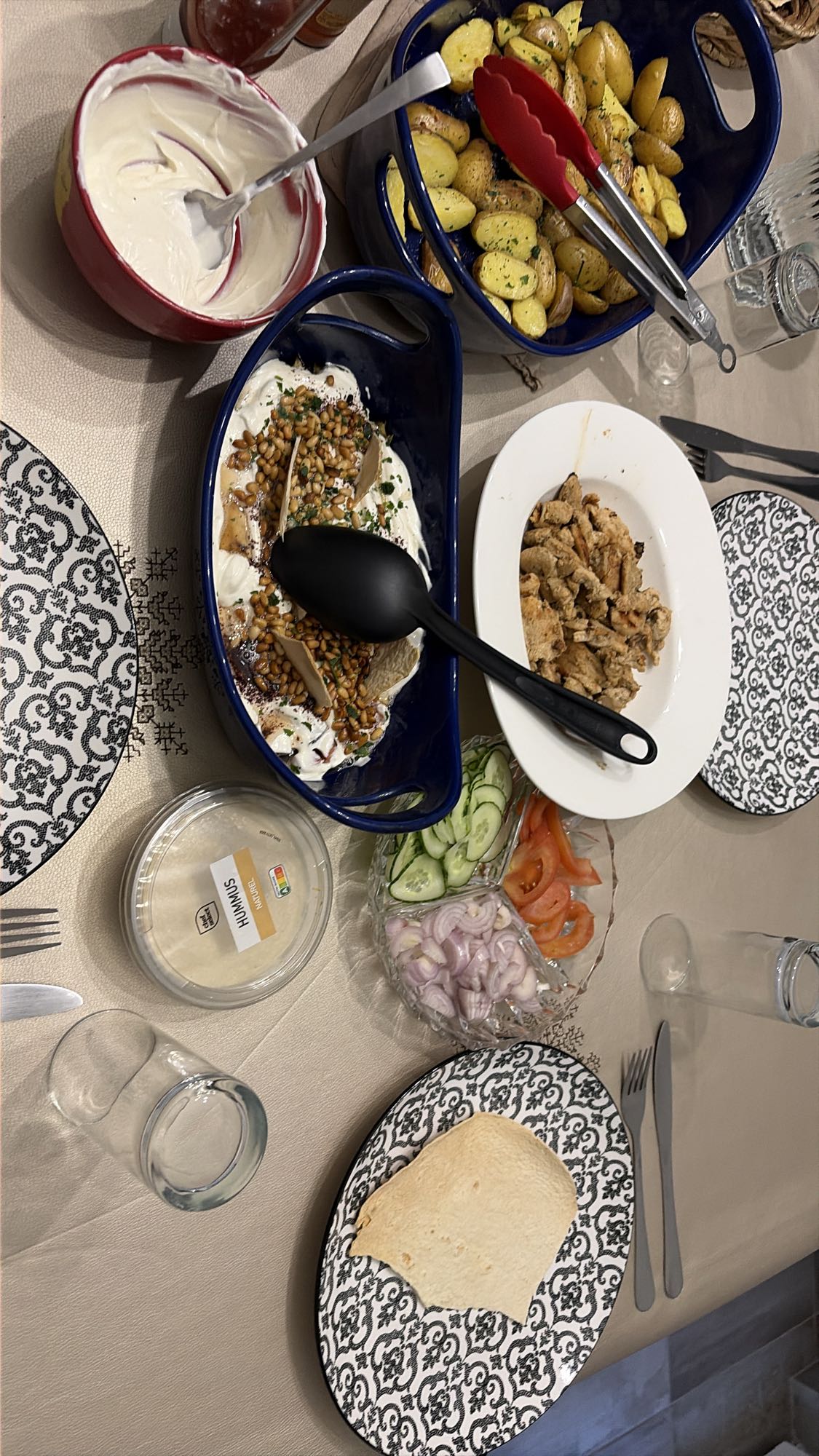 2 wraps vegan aux pois chiches, oignon, tomates et sauce yaourt végétal citron maison