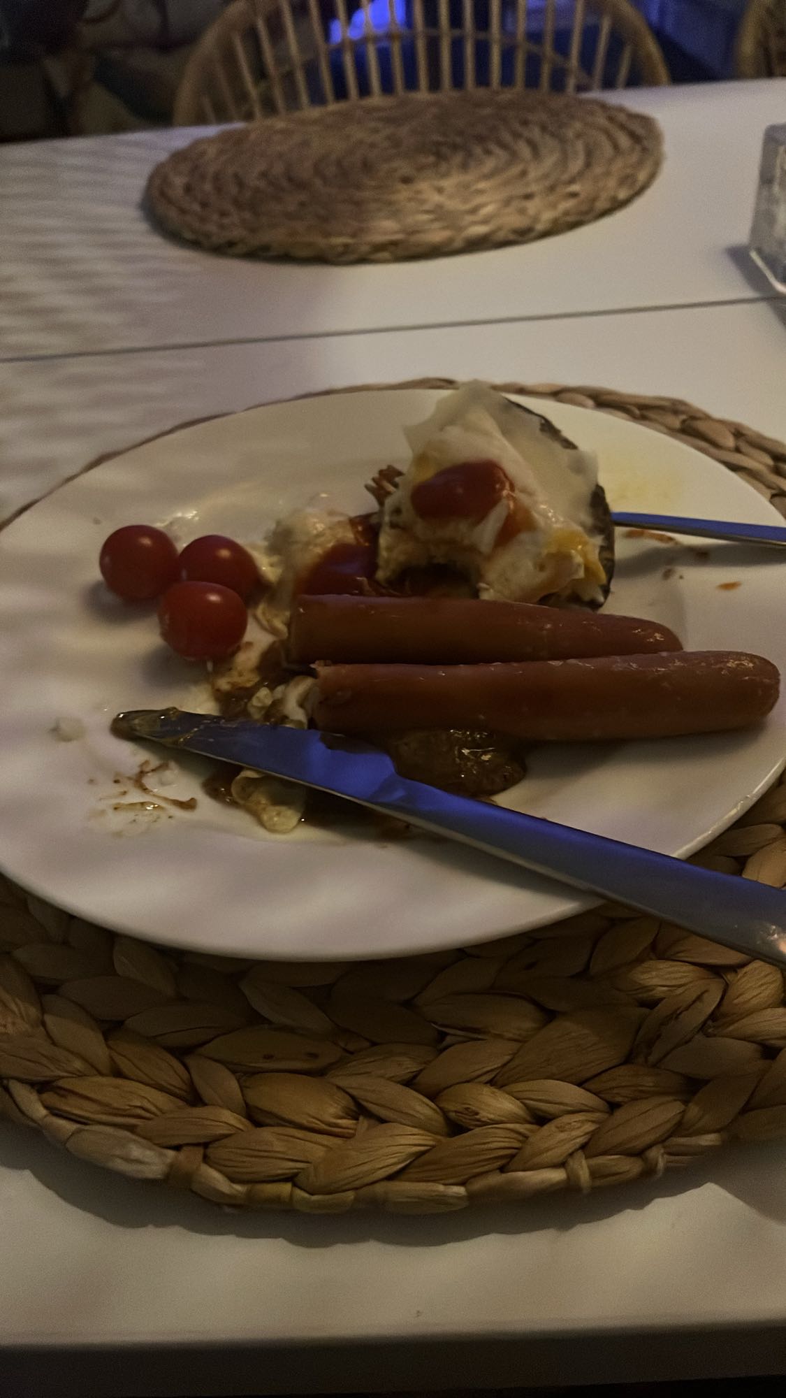 Korv med ägg och tomat