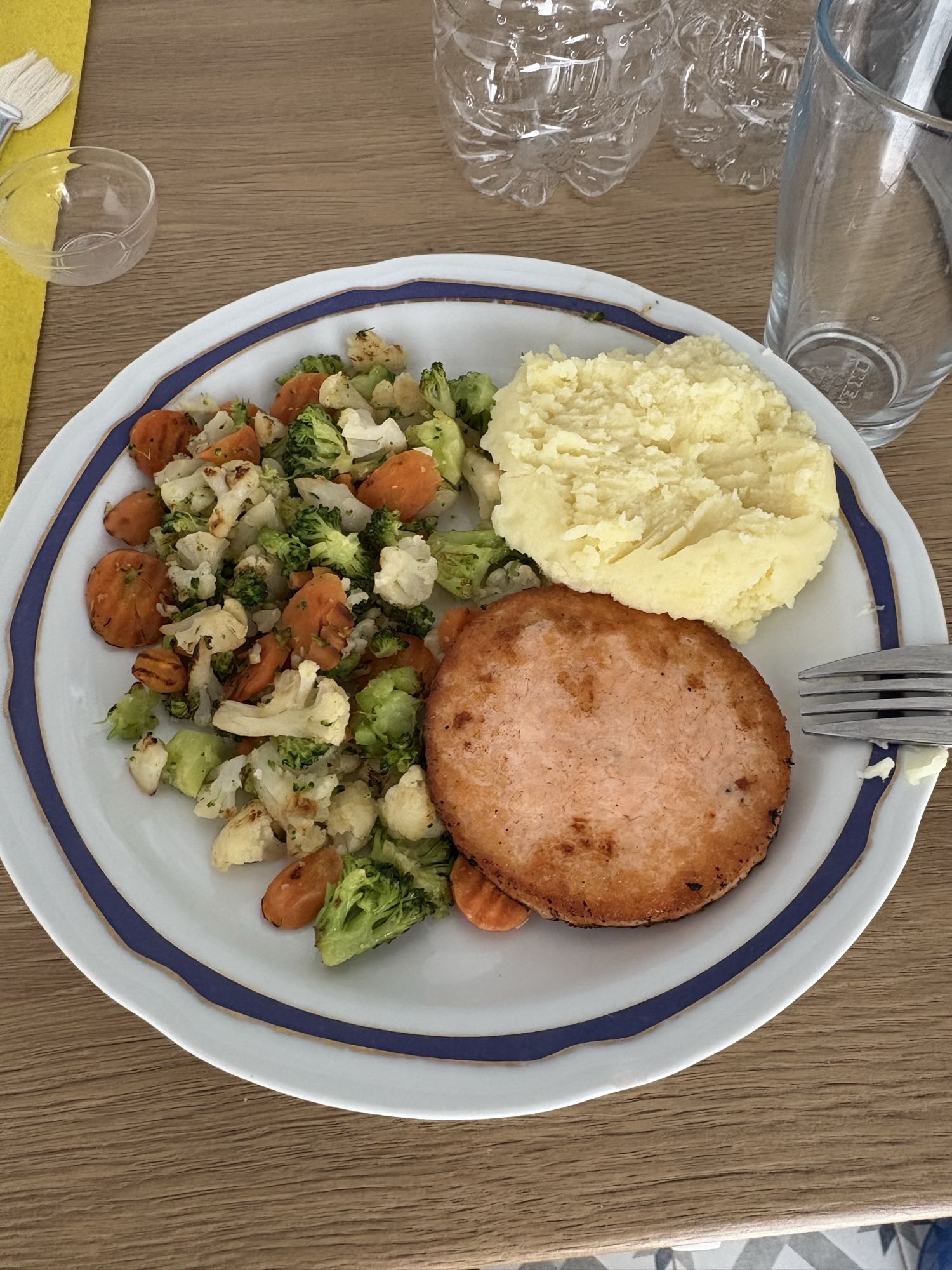 hamburguesa de salmón con puré y verduras