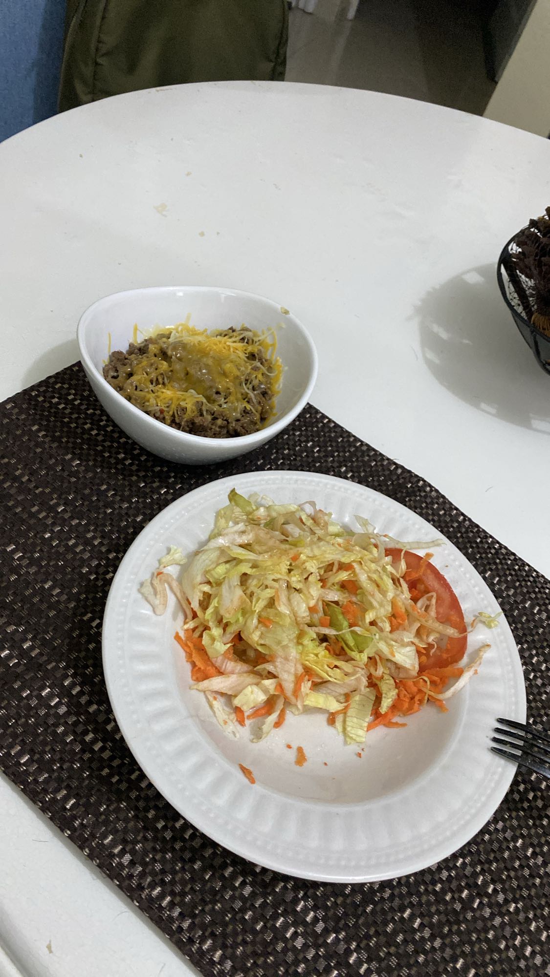 carne con queso y ensalada