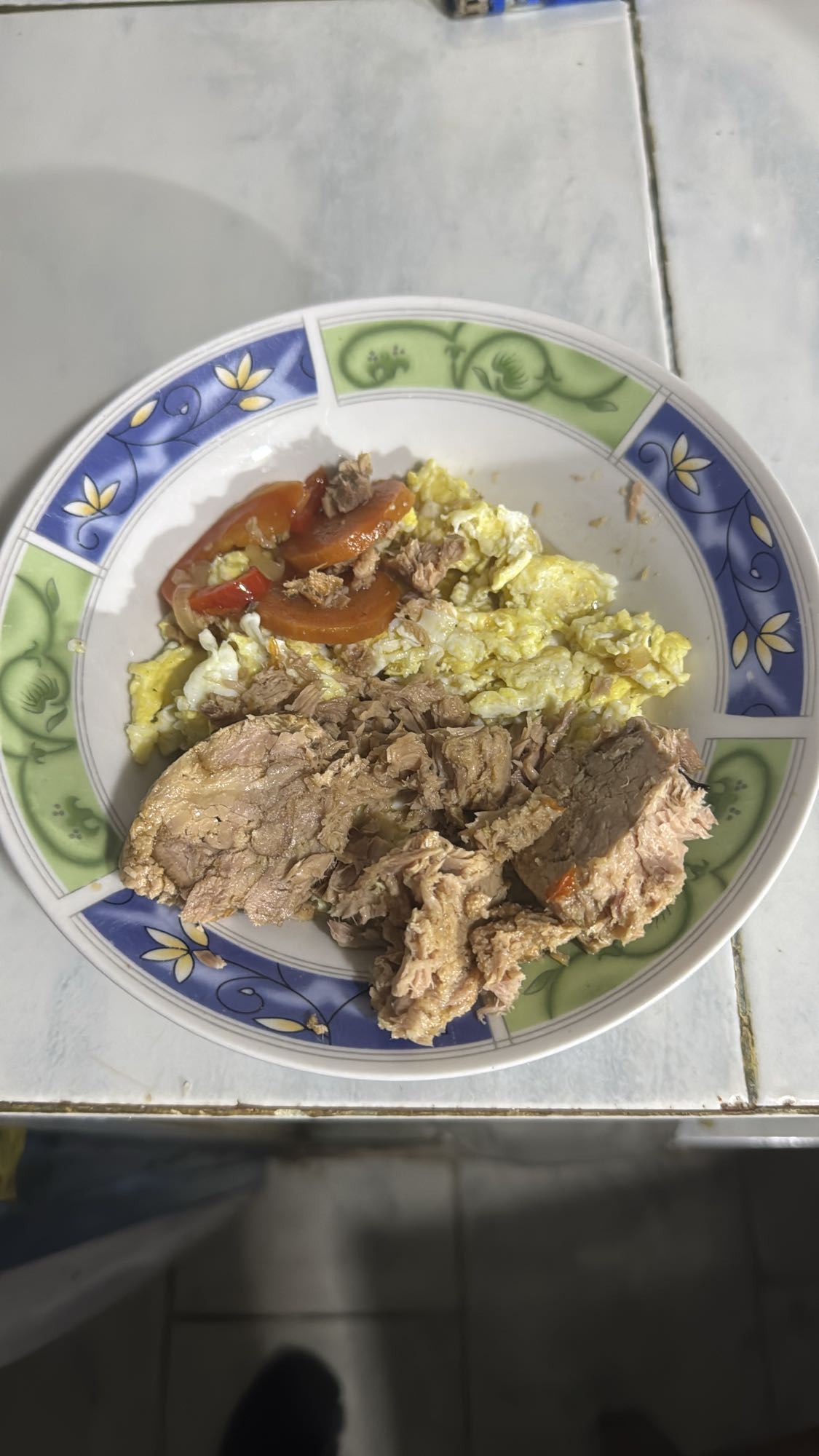 huevos con atun y tomate