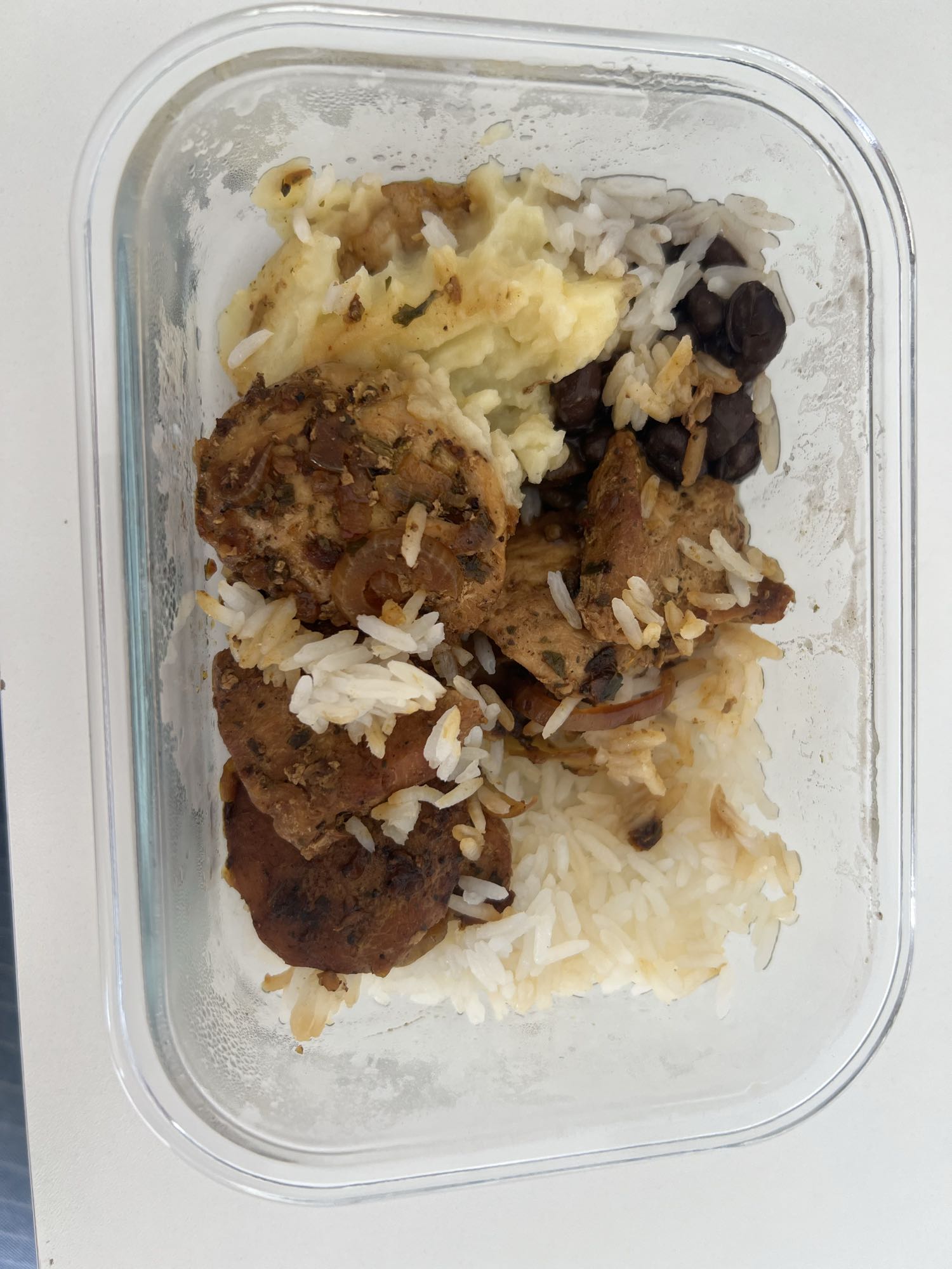 Frango com arroz e feijão