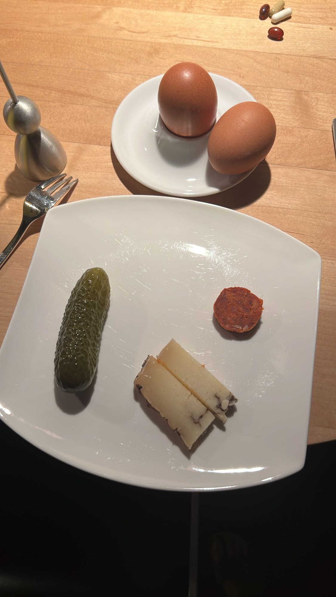 Eier mit Käse und Gurke
