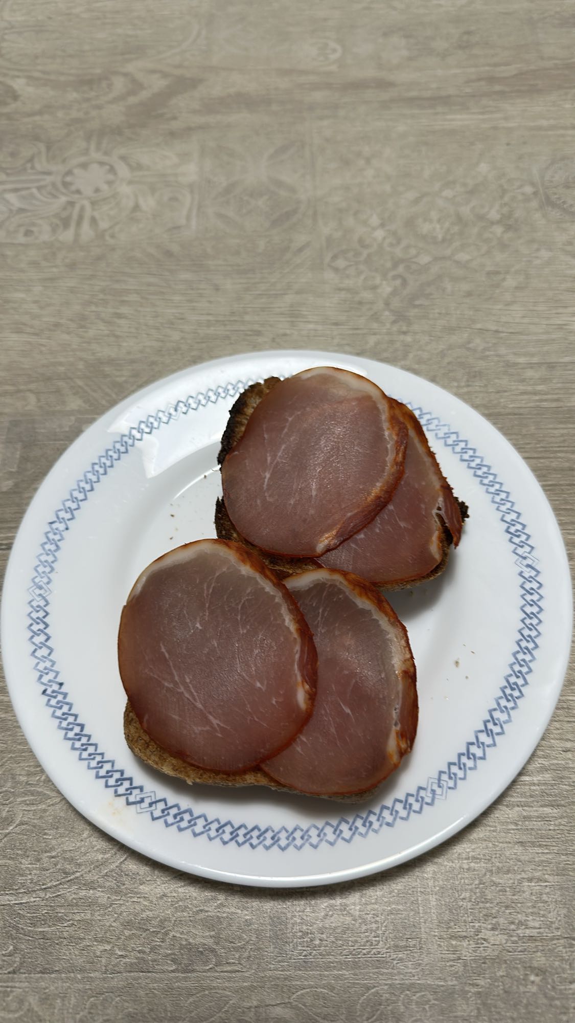 tostadas con lomo, yogur griego, copos de maíz y fresas
