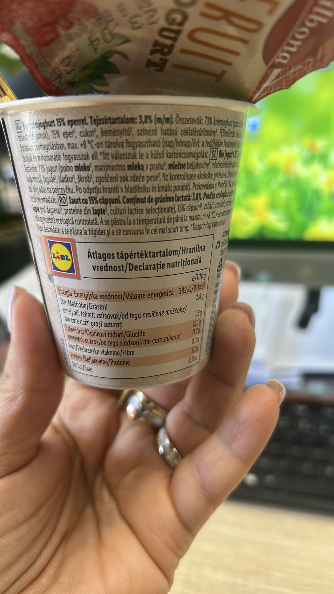 Iaurt bio cu capsuni