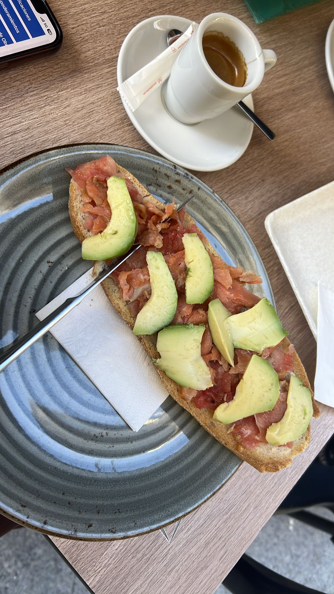 tostada con salmón y aguacate