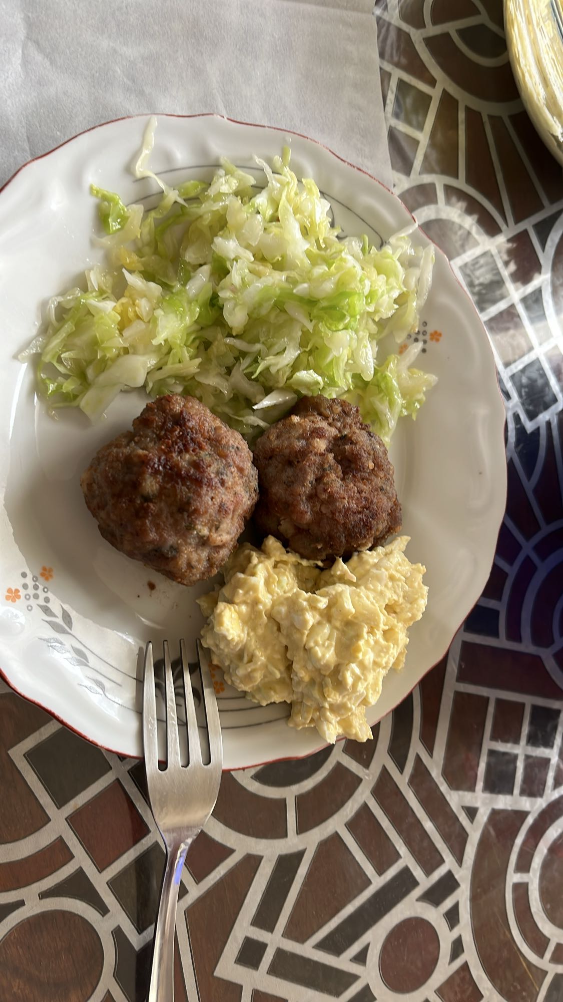 Кюфтета със салата