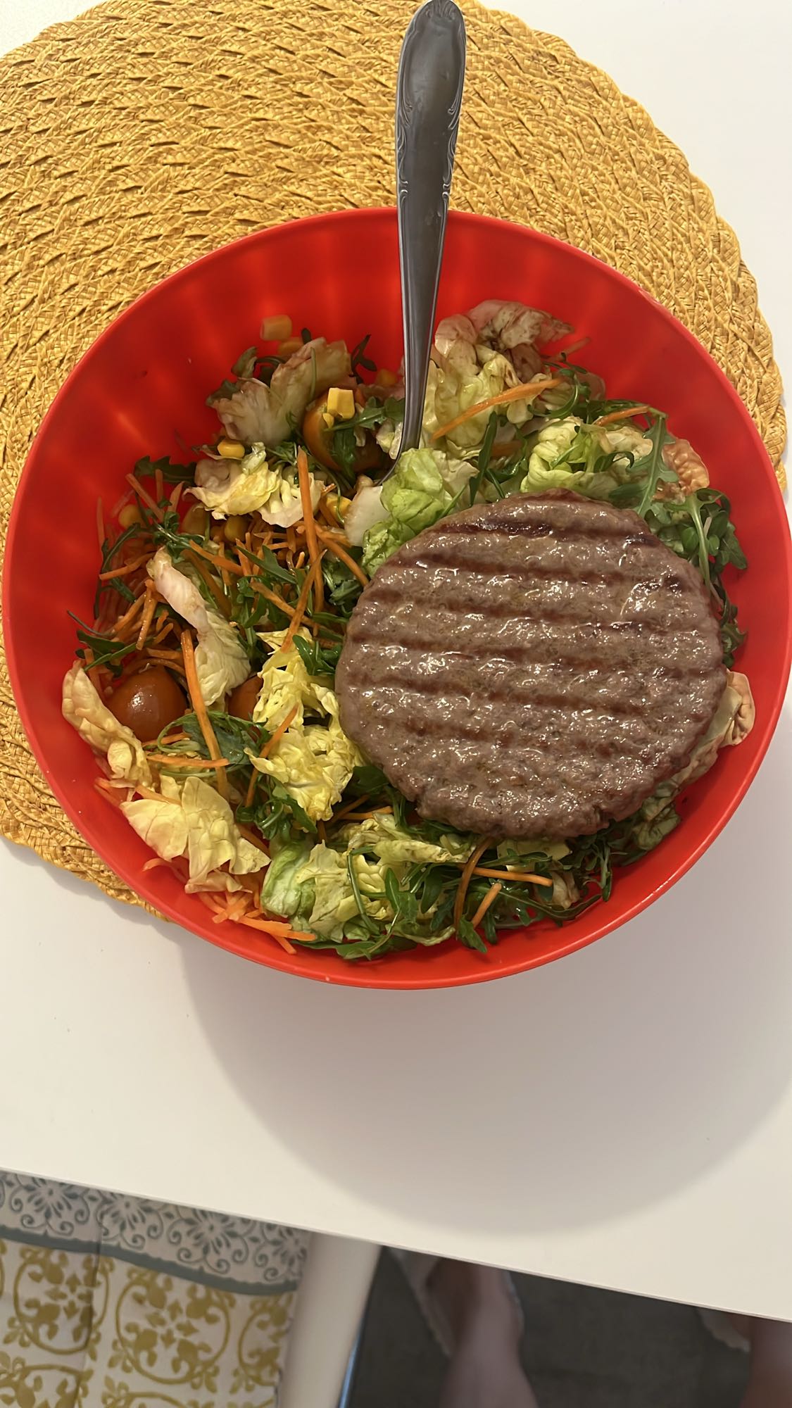 Салат з котлетою