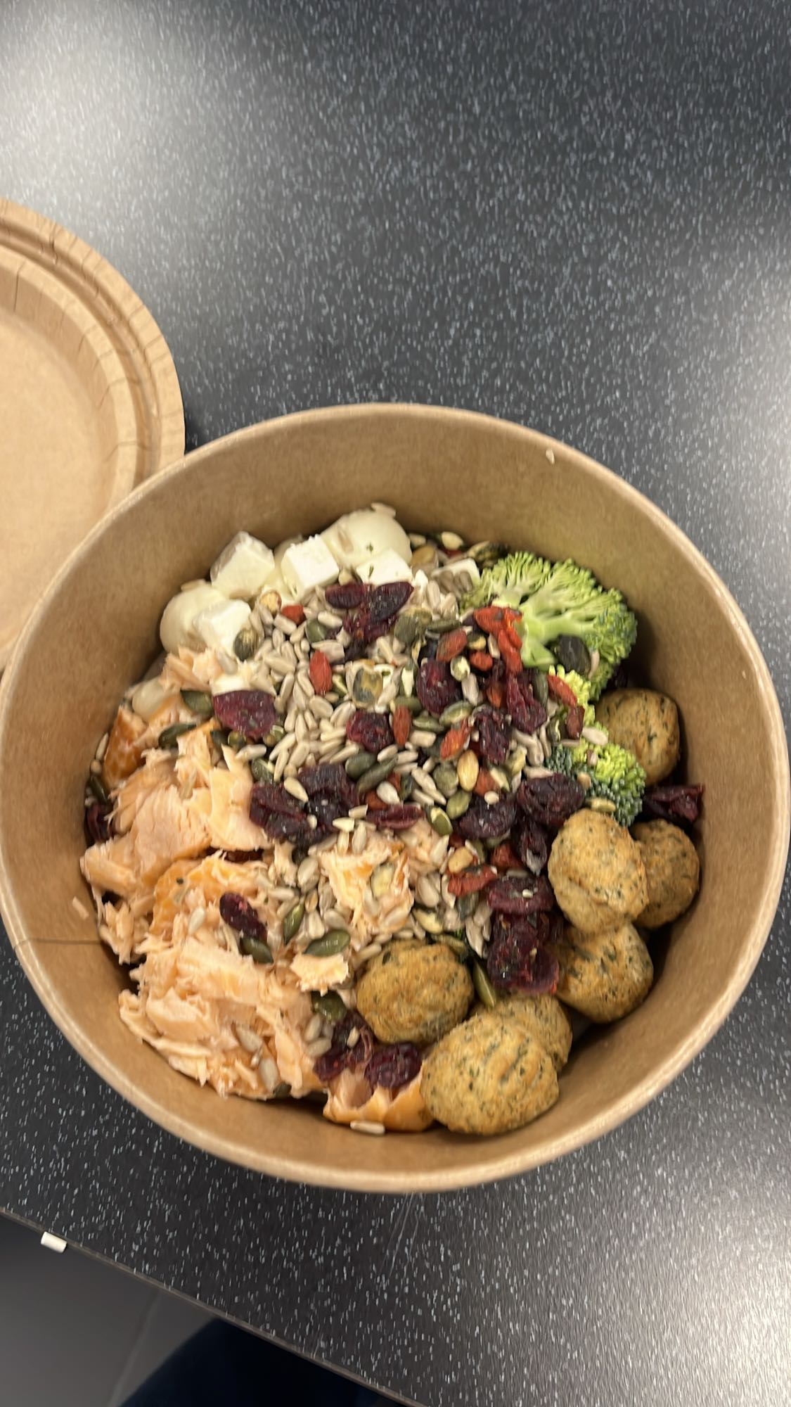 Laxsallad med frön
