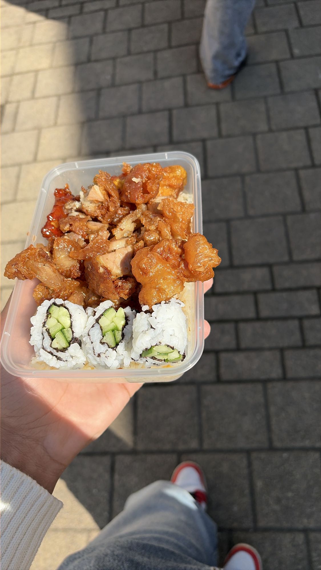 Poulet frit et sushi avec barquette bien remplie de riz