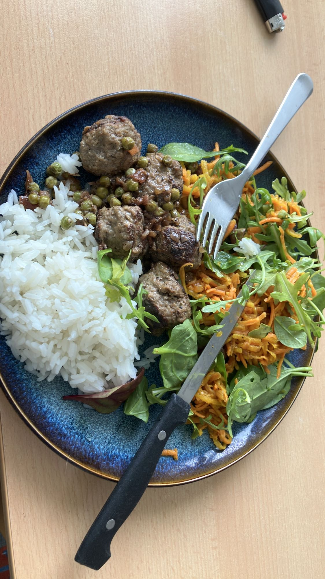 Almôndegas com arroz