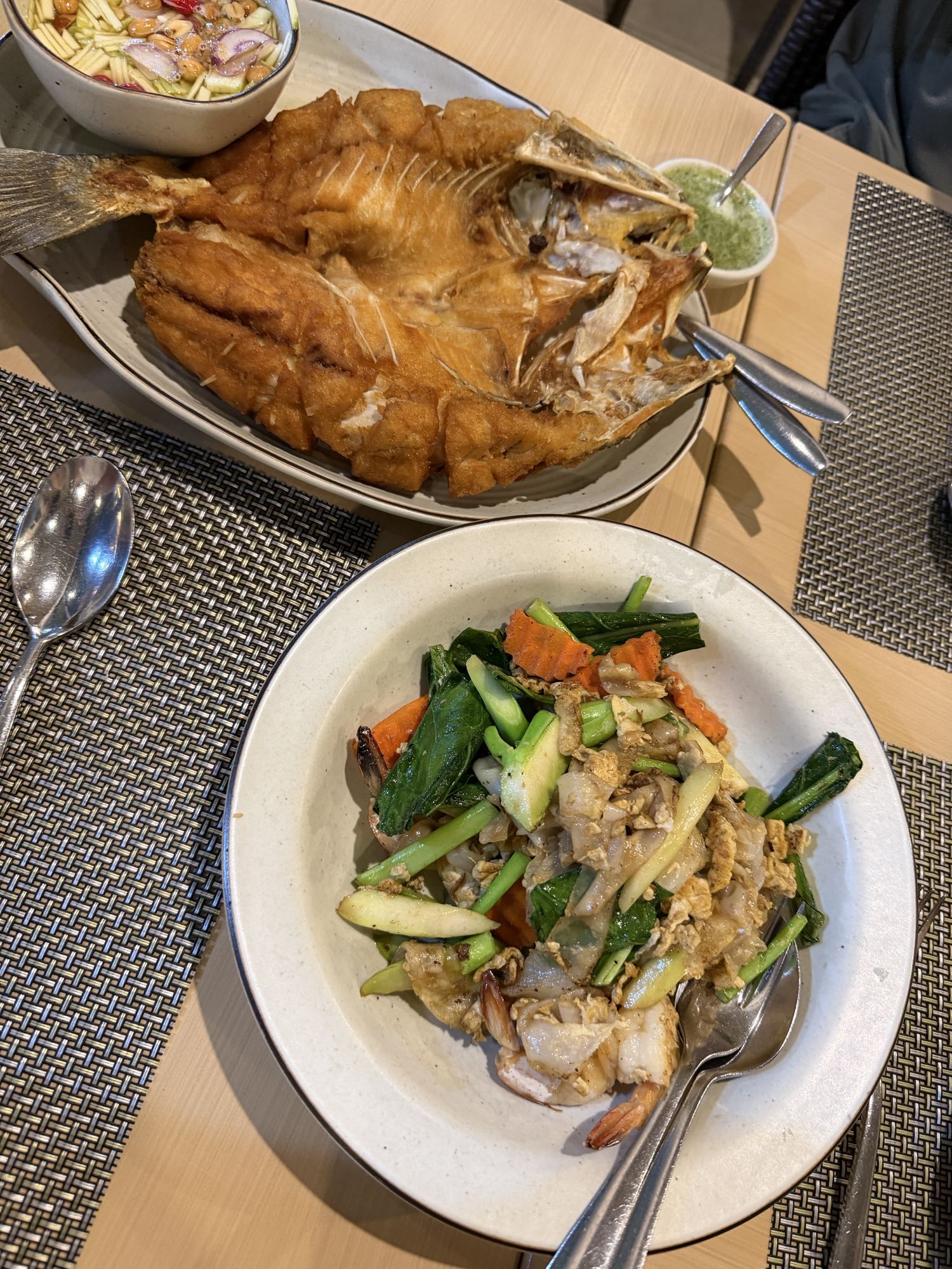 Pesce fritto e pad thai