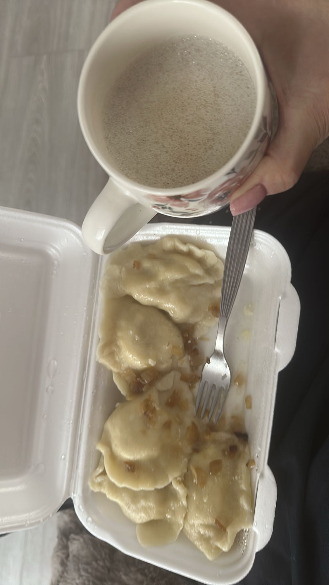 Pierogi z cebulką i kawa