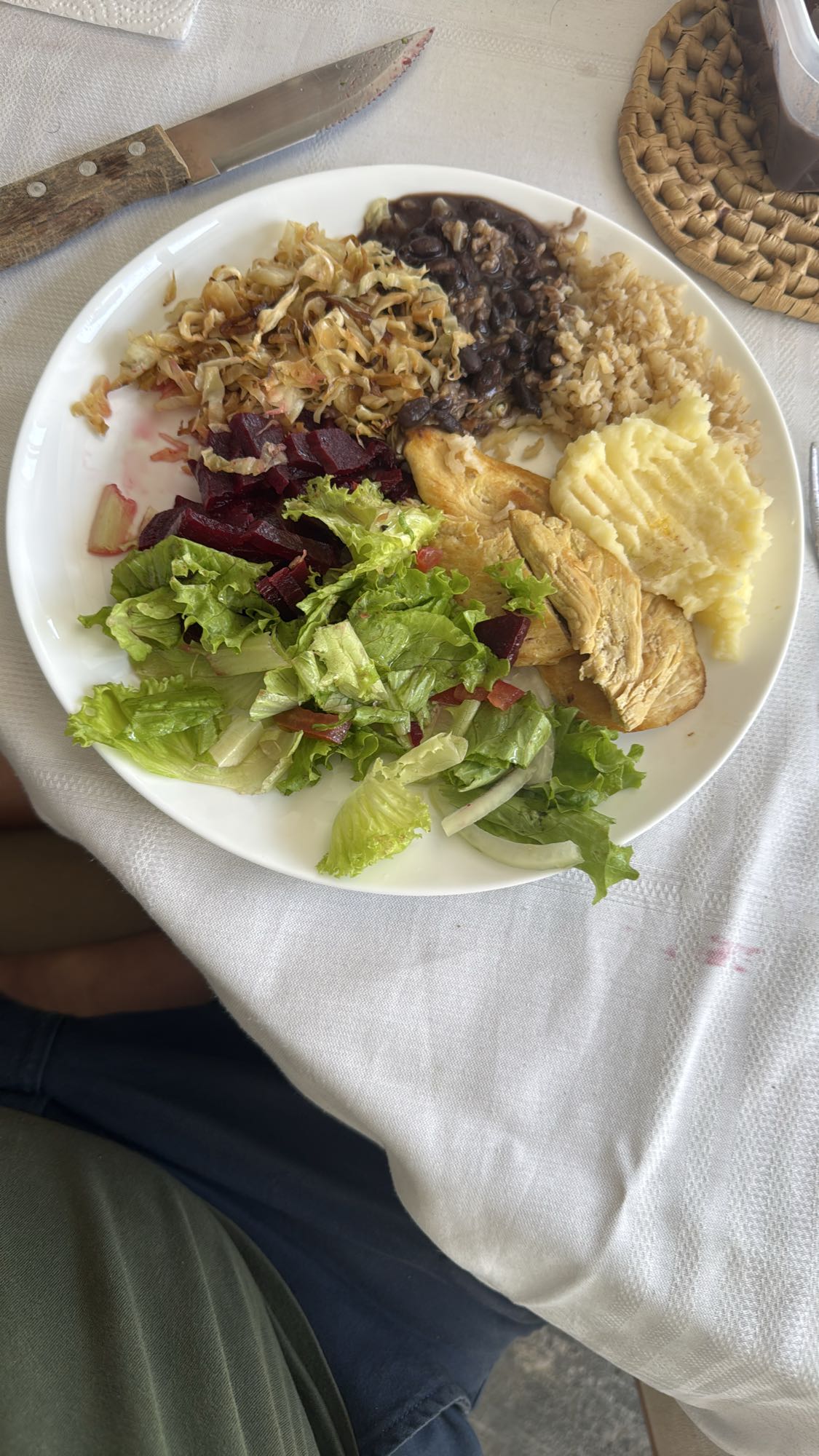 Prato com frango e saladas