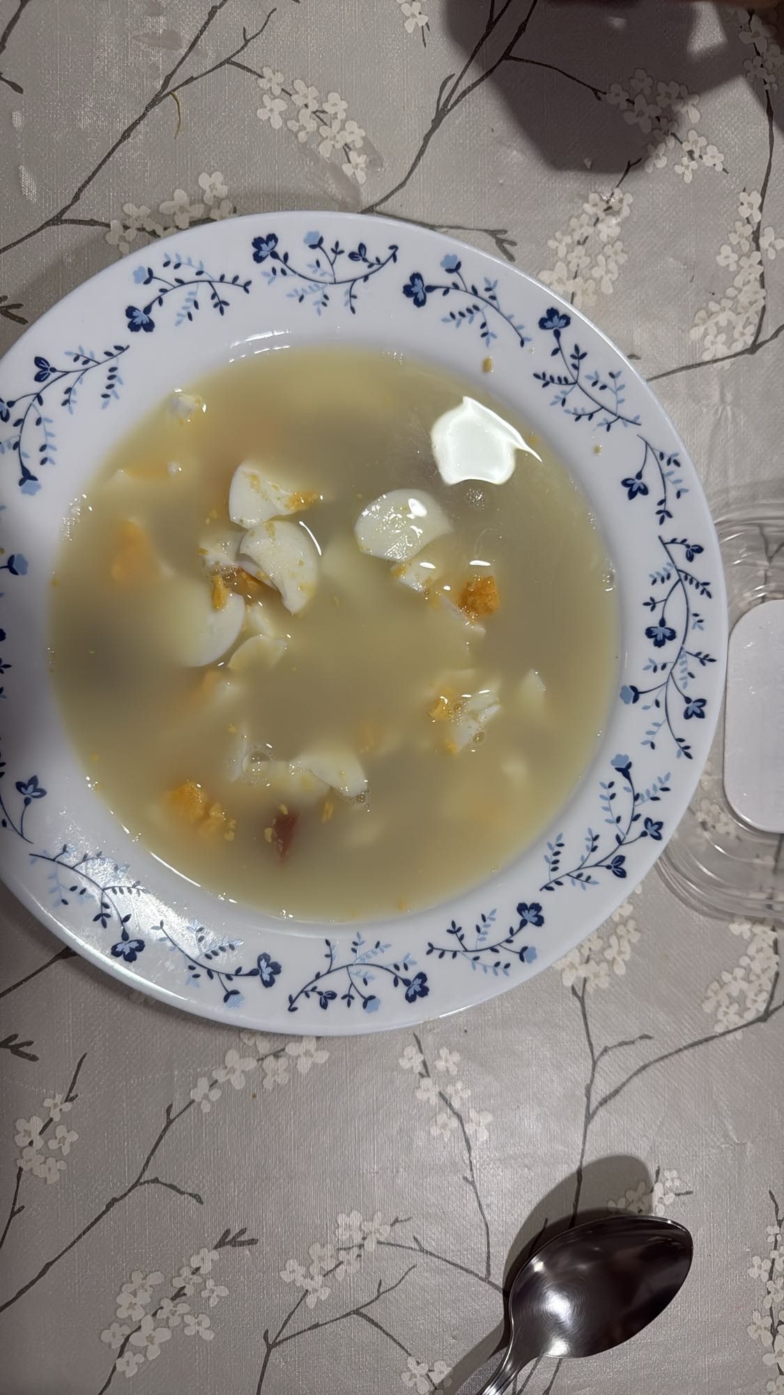 sopa con huevo