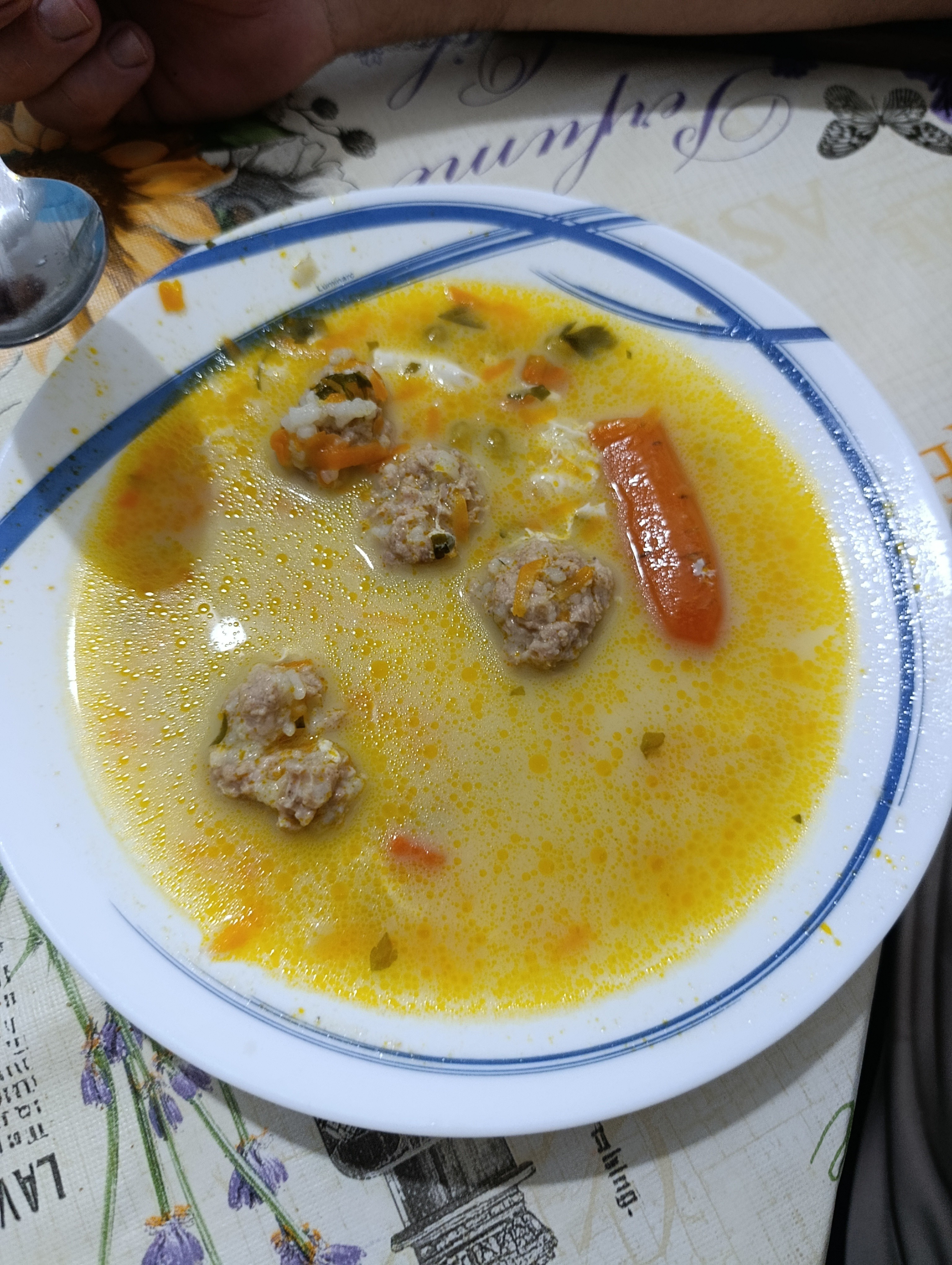 sopa con albóndigas