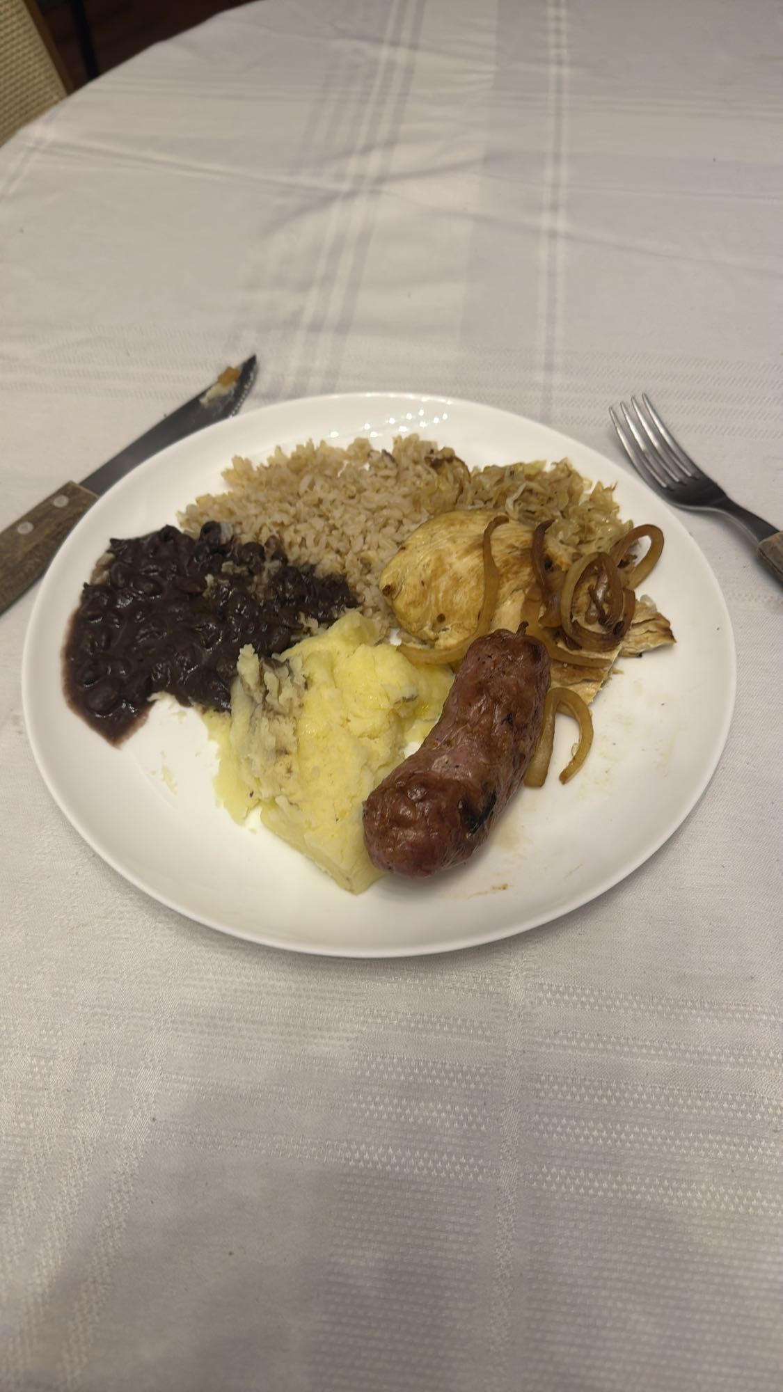 Prato com frango e linguiça