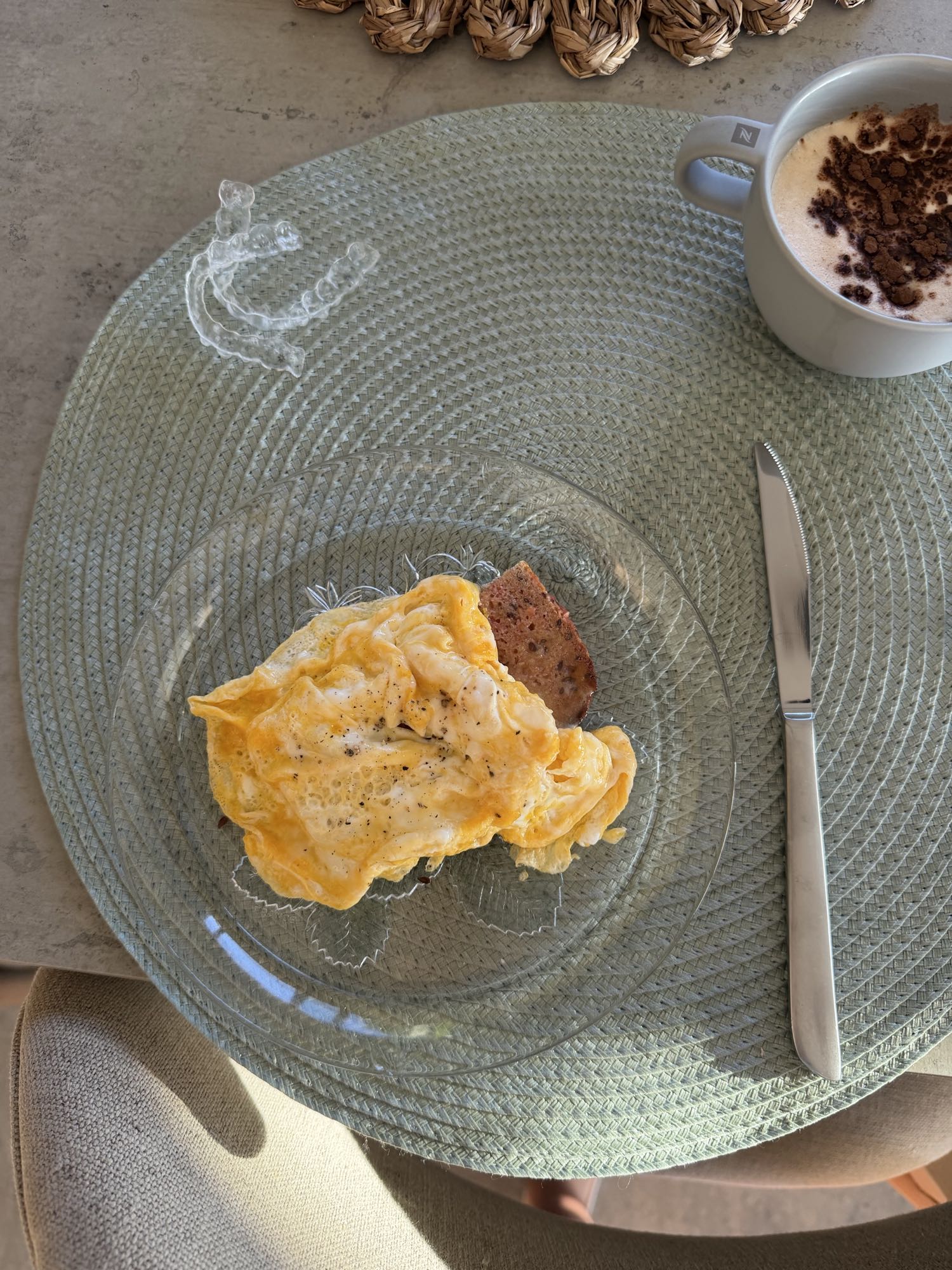 huevos con medio pan integral con tomate y café