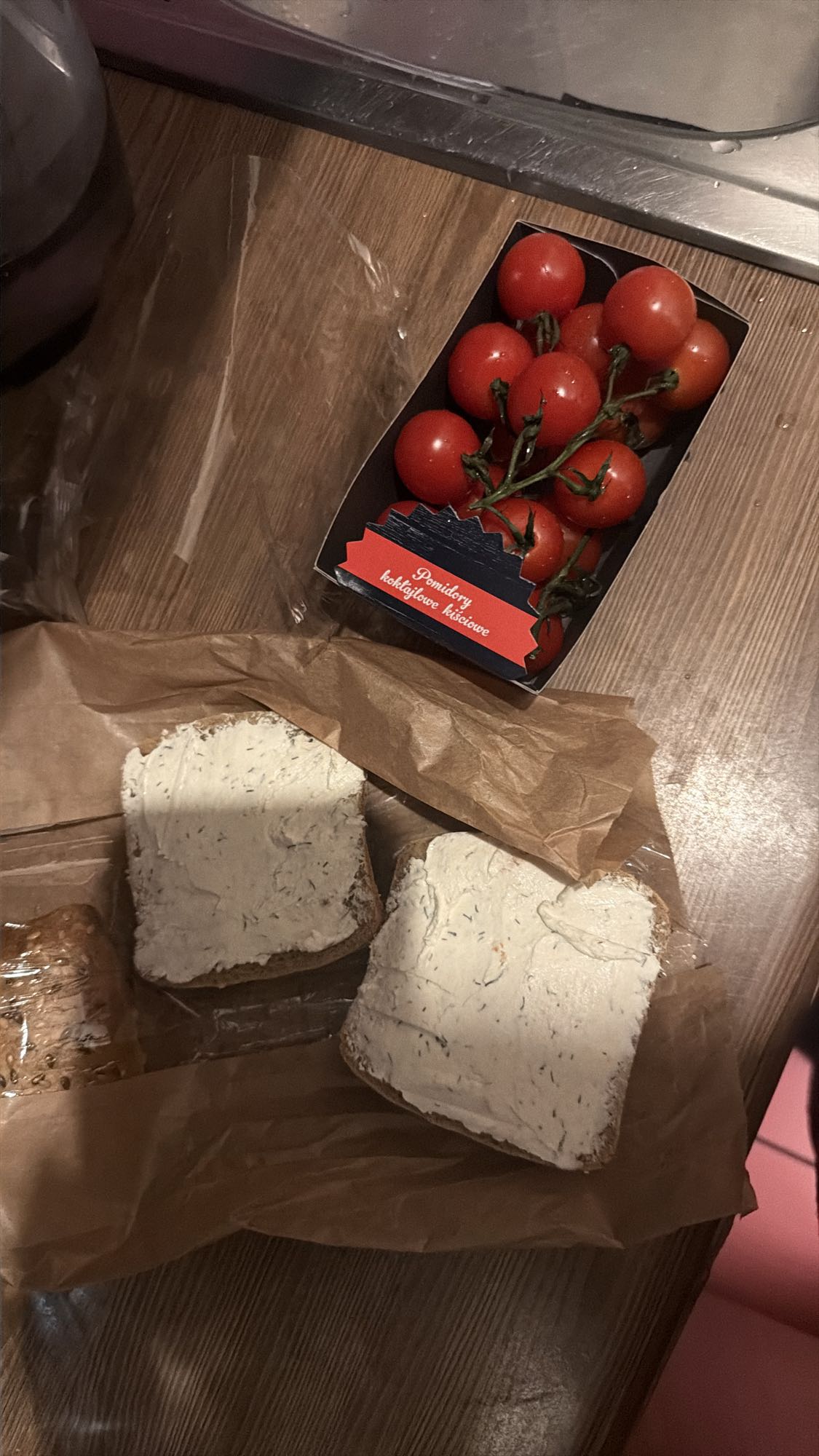 Kanapki z serkiem i pomid