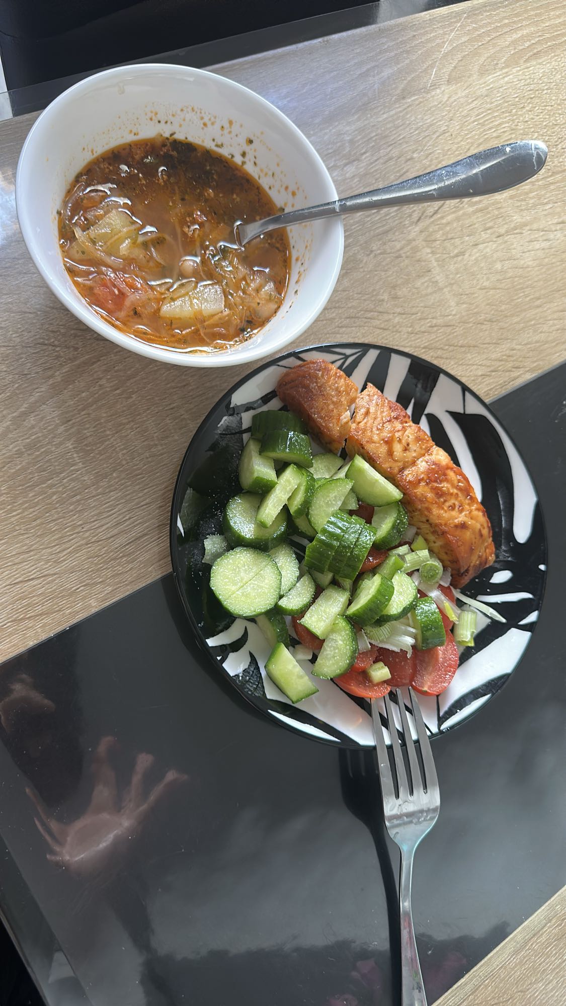Somon cu salata si supa