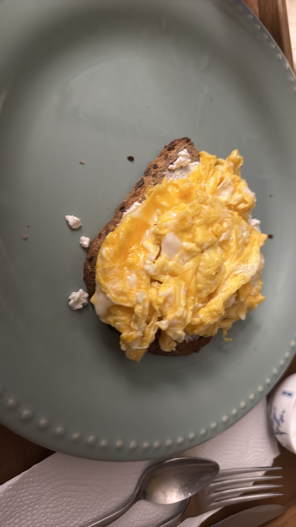 tostada con huevos y queso cottage