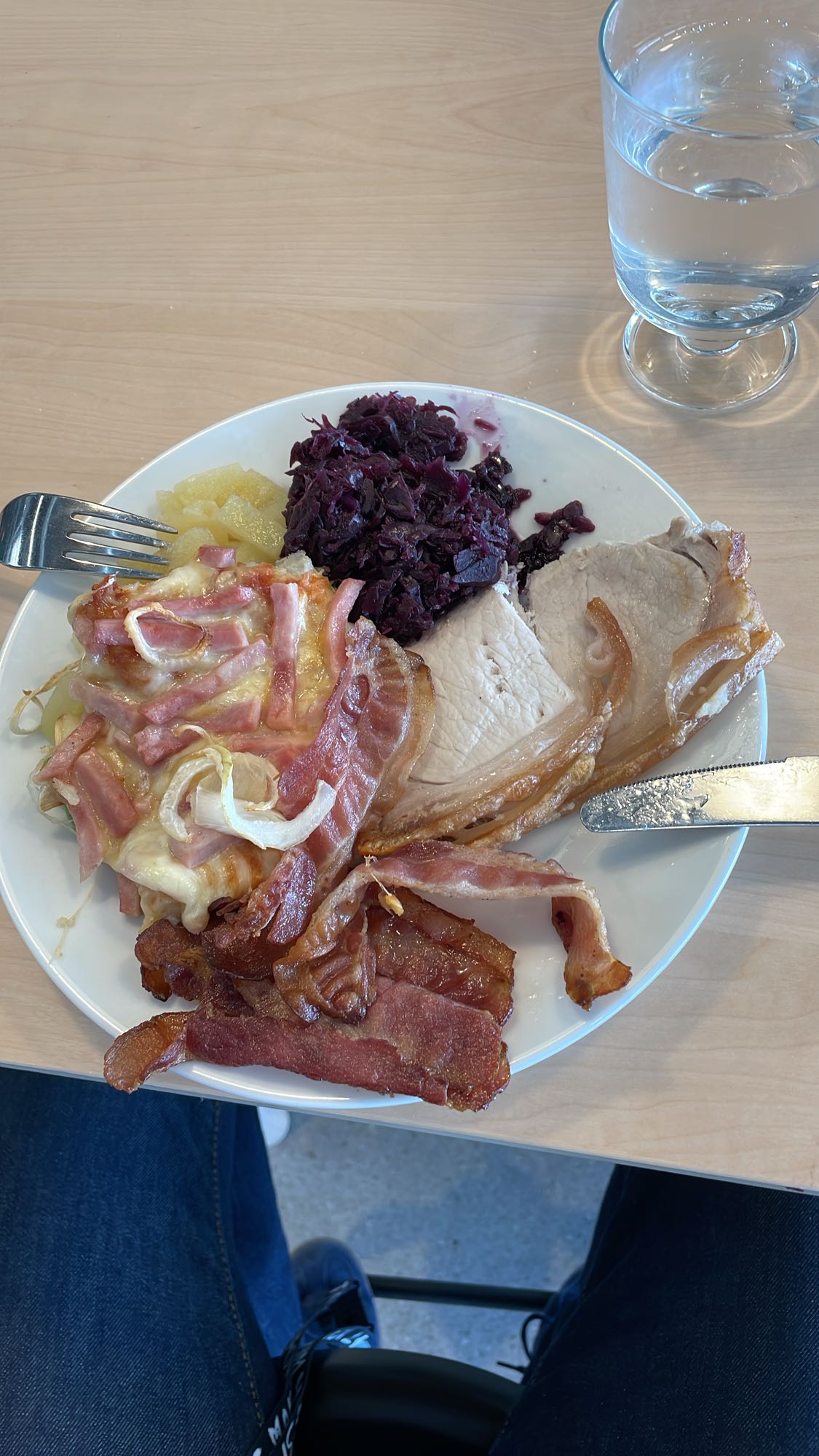 Fläsk med bacon och kål