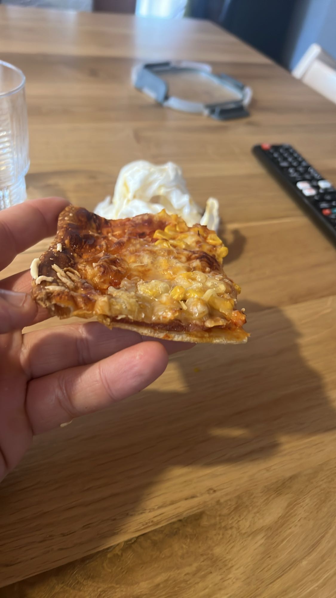 Pizzastück mit Mais