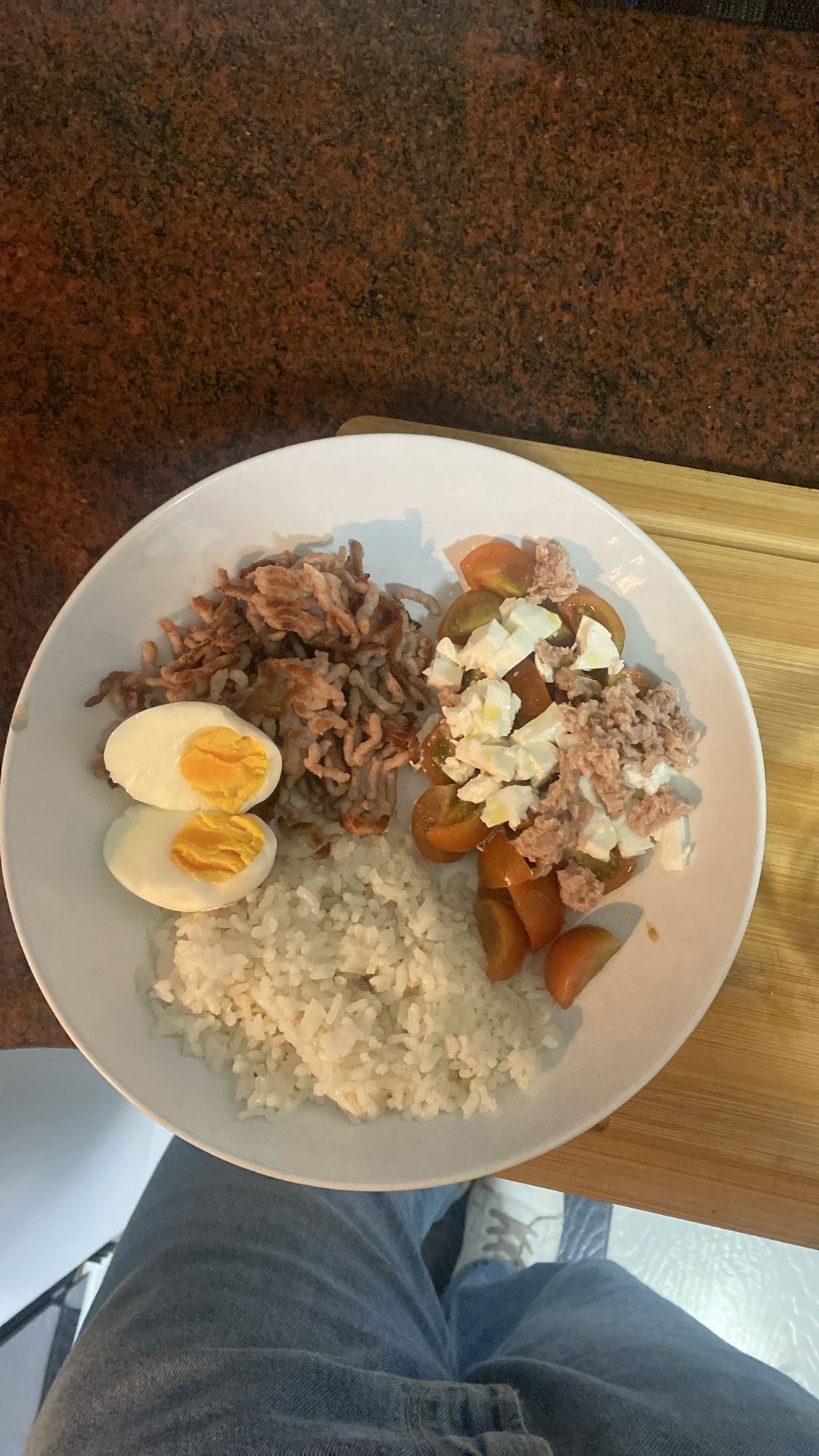 Arroz con huevo y atún