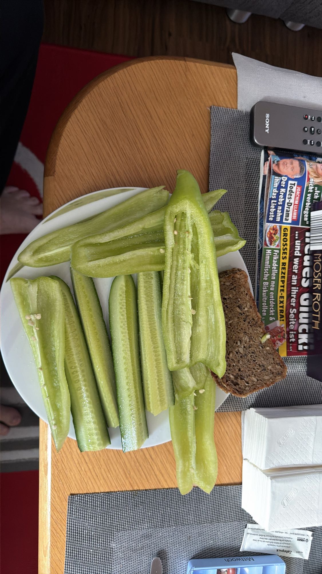Paprika mit Gurke und Brot