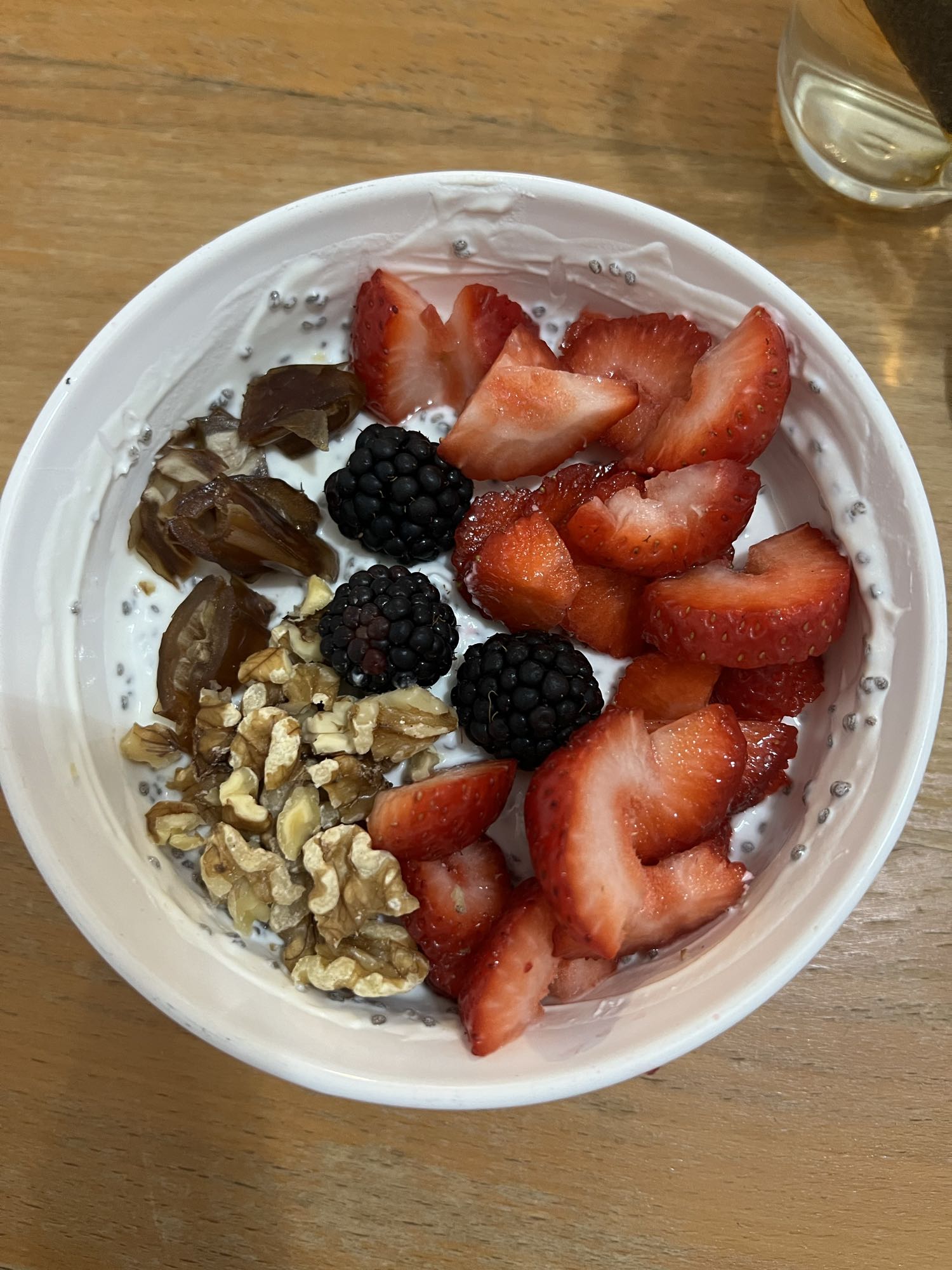 yogur con frutas y nueces
