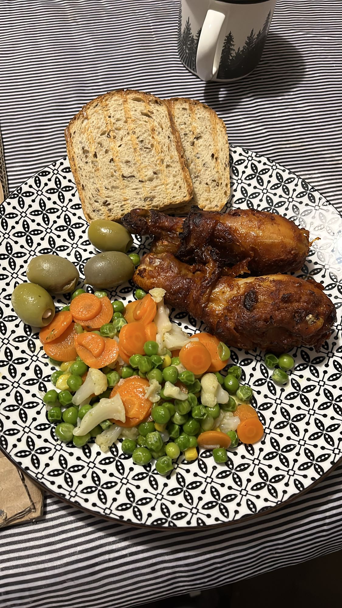 Пилешки бутчета с хляб