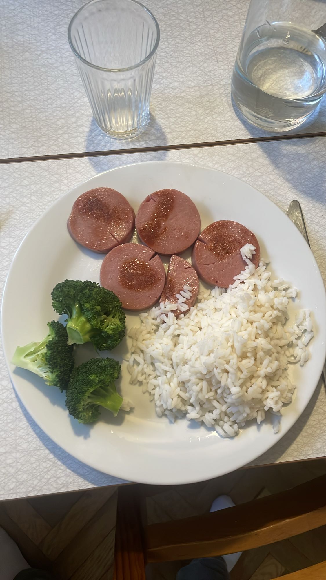 Korv med ris och broccoli