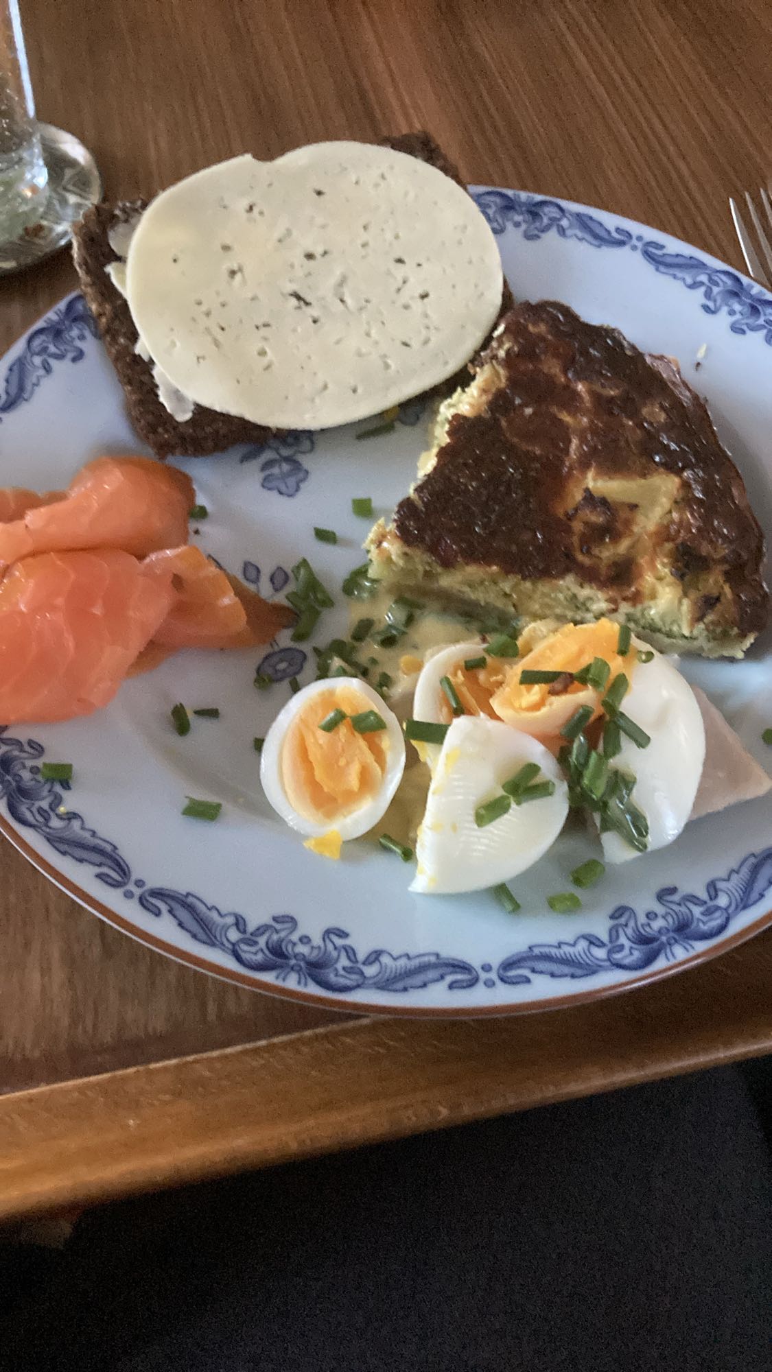 Paj med lax och ägg