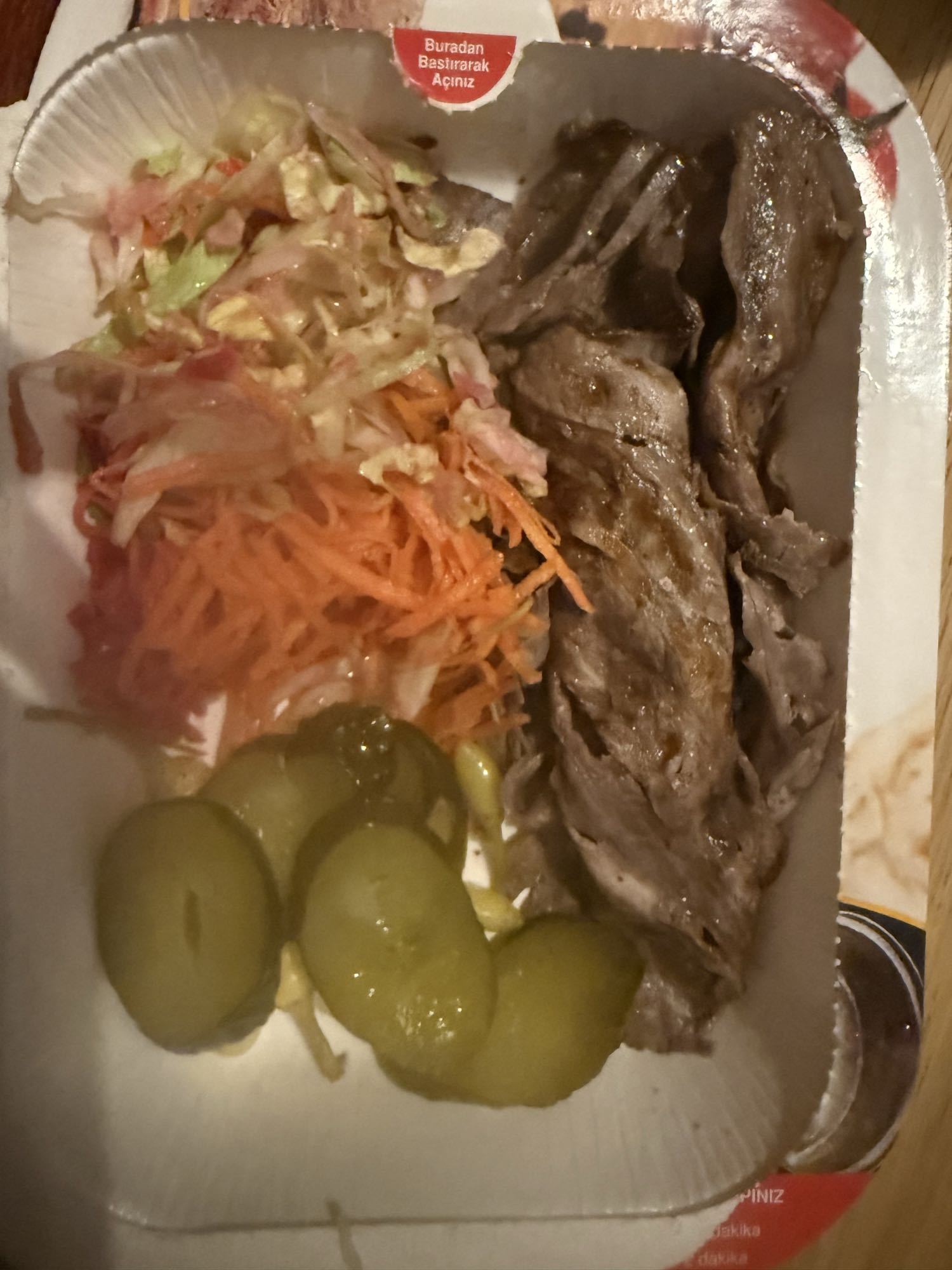 Et döner salata tabağı