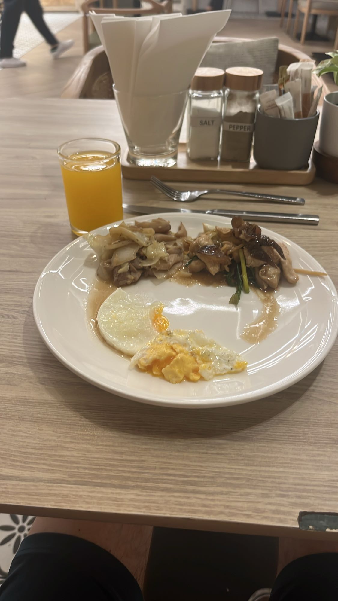 Uova all’occhio di bue e verdure saltate