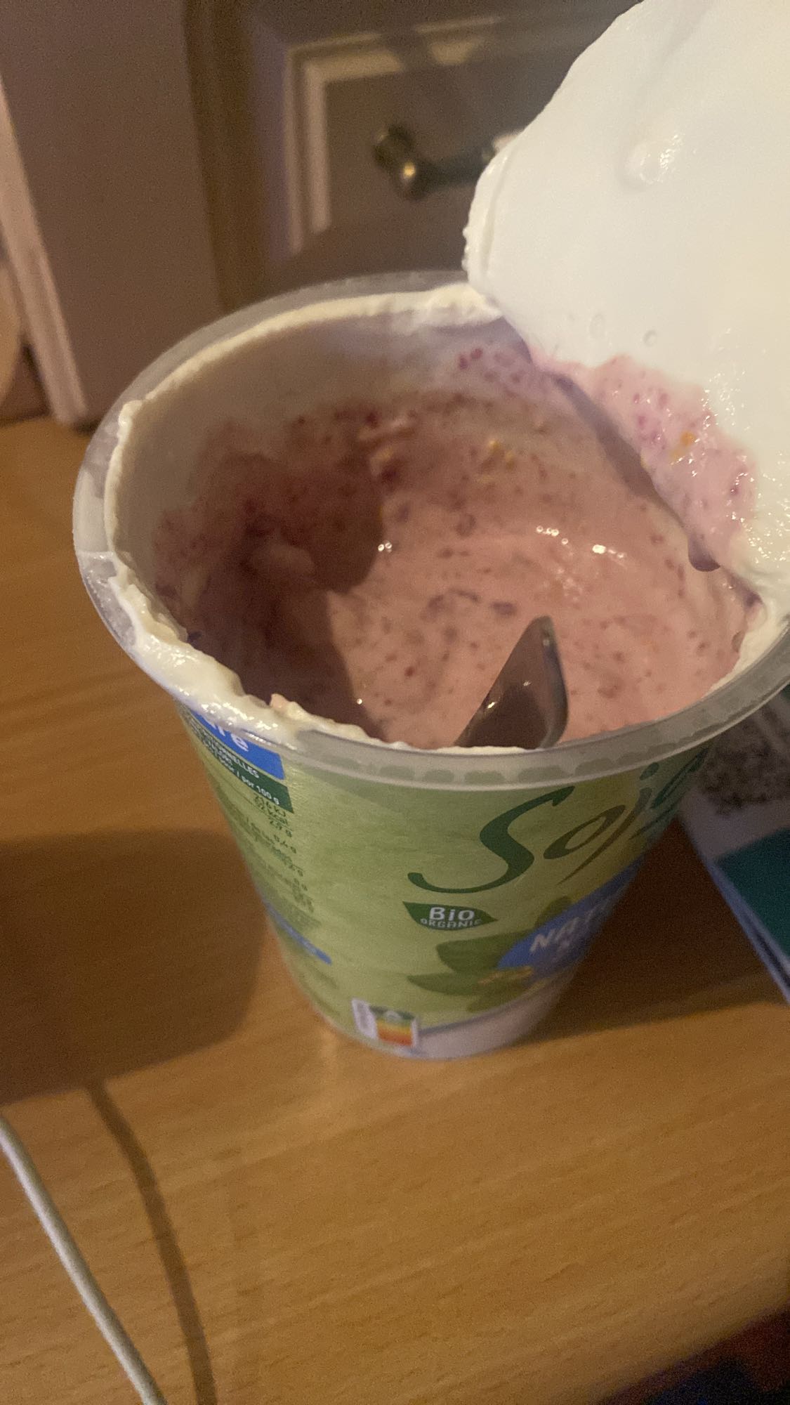 Jogurt z malinami