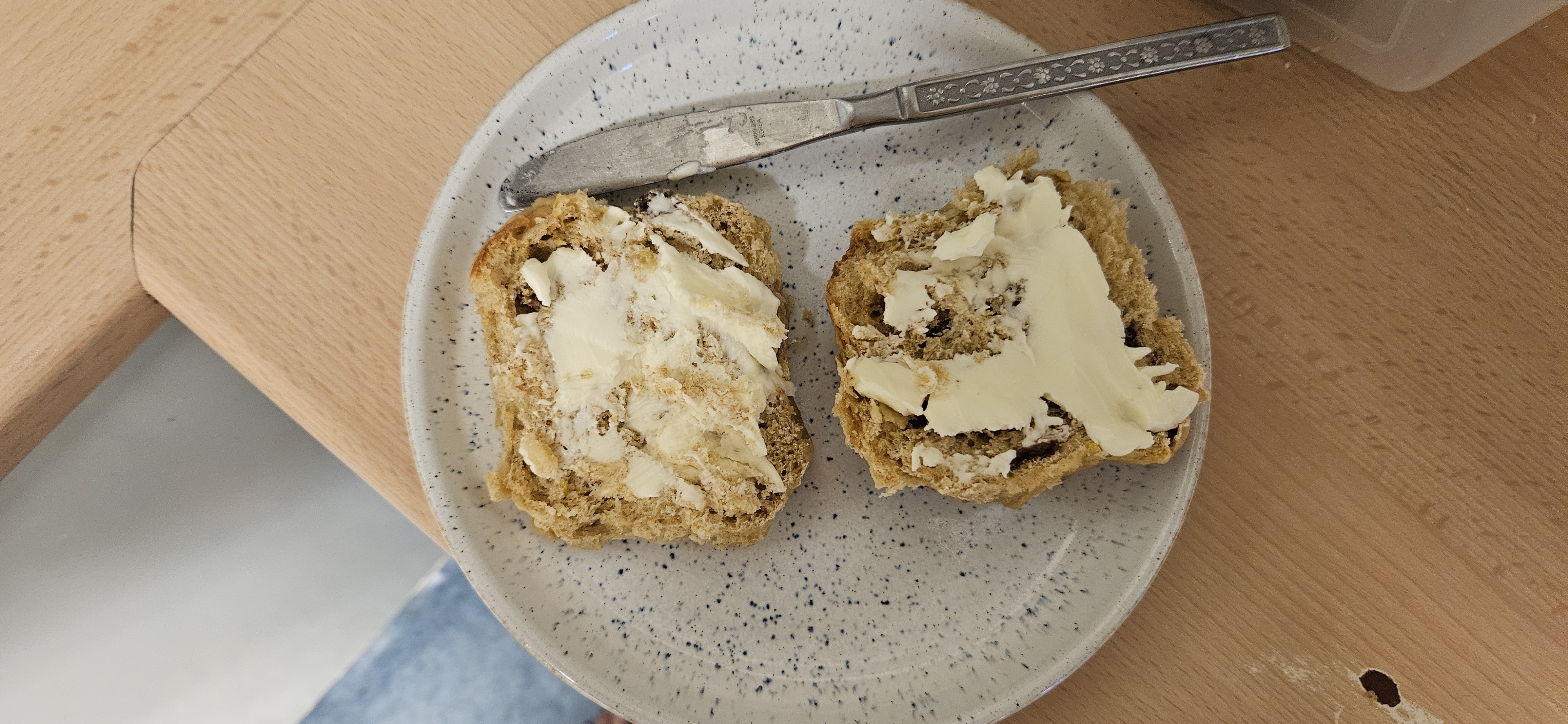 Butter raisin bun