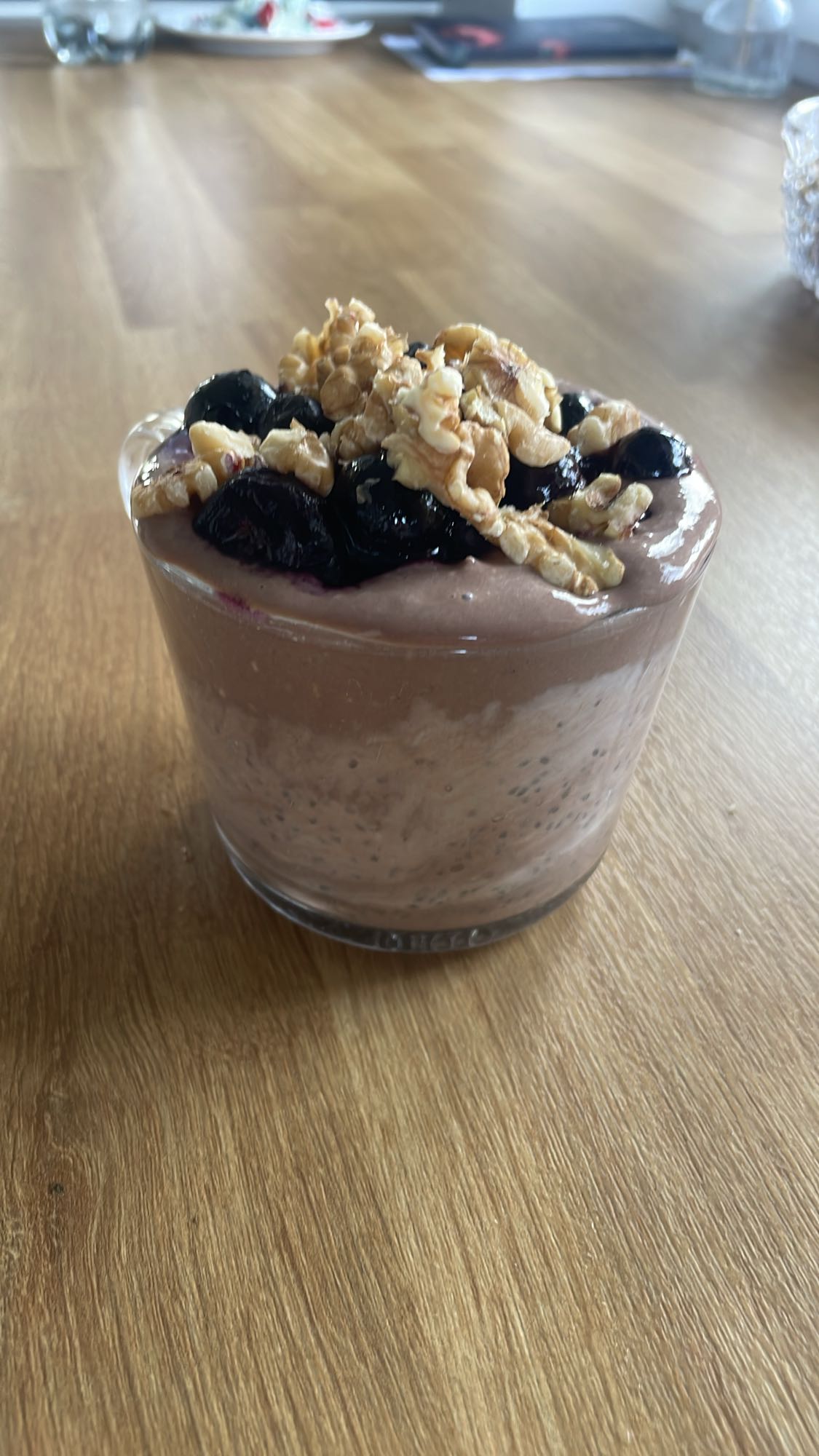 Pudding kakaowy ze skyrem, orzechami, bananem i płatkami owsianymi