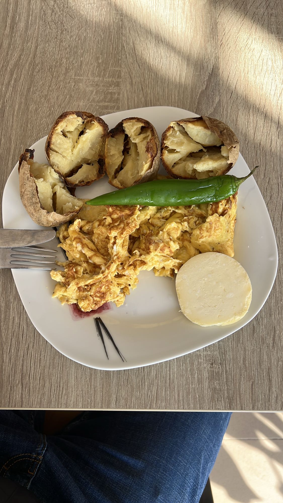 Cartofi copti cu oua