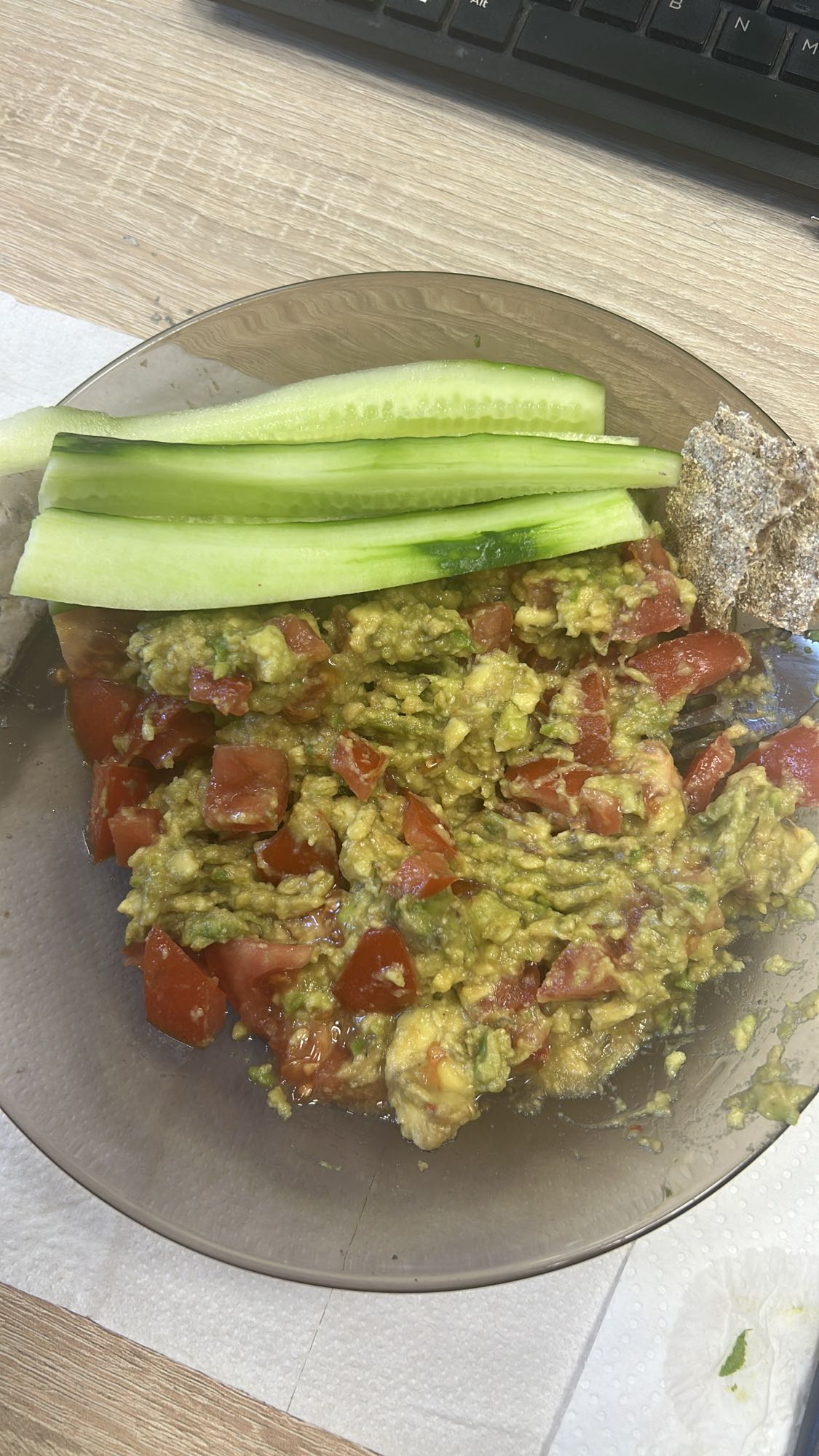 Avocado cu roșii și castrav