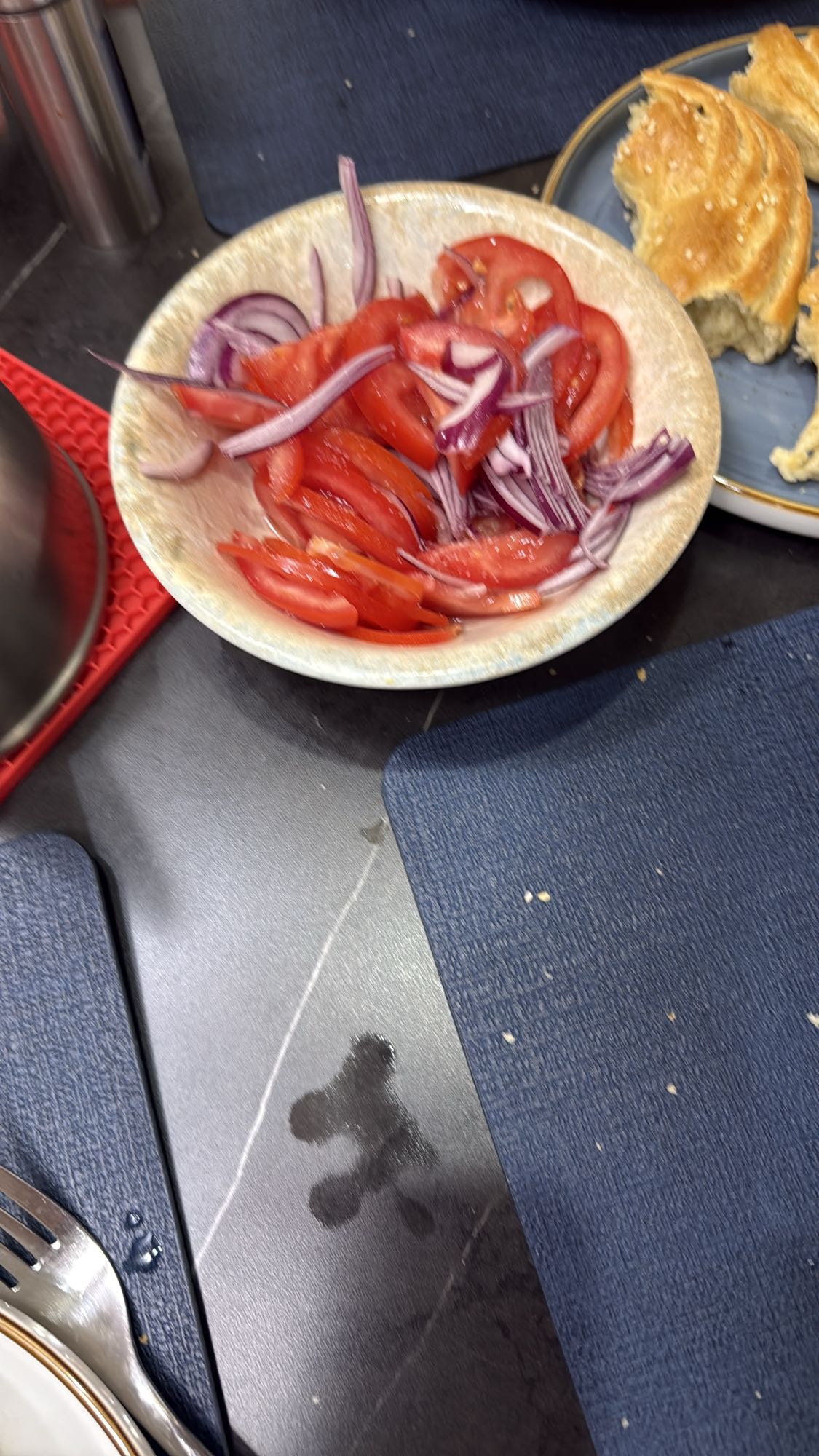 Салат из помидоров и лука