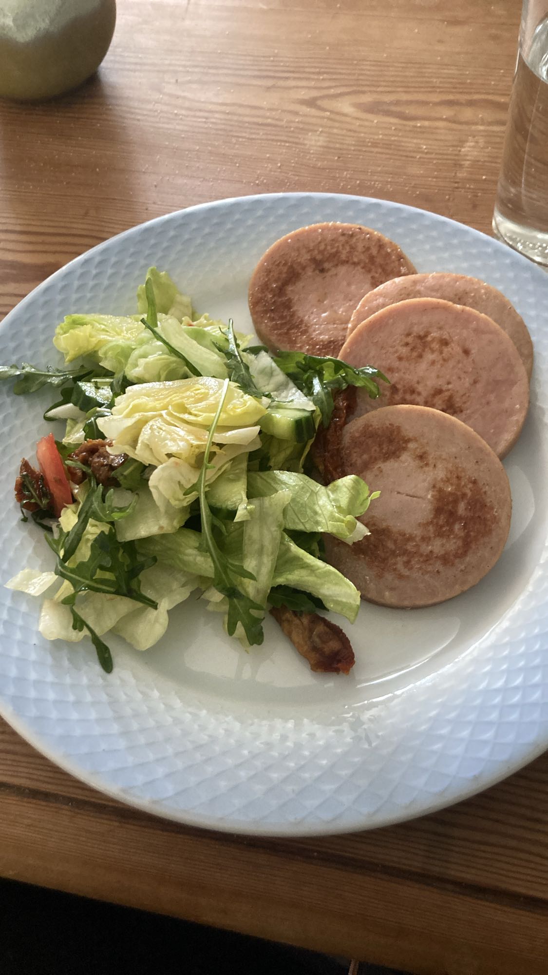 Korv med sallad