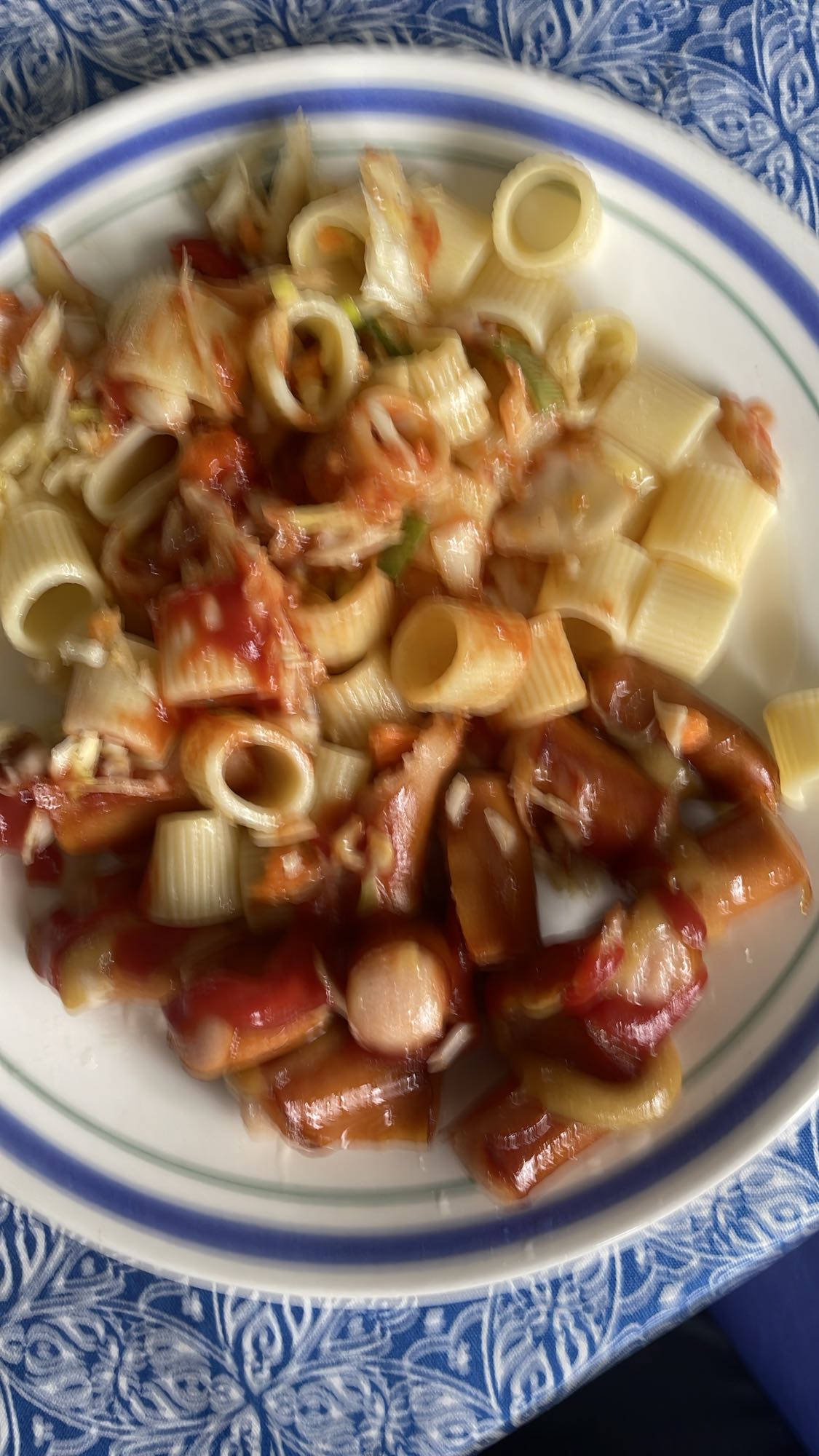 Pasta med korv och krabba