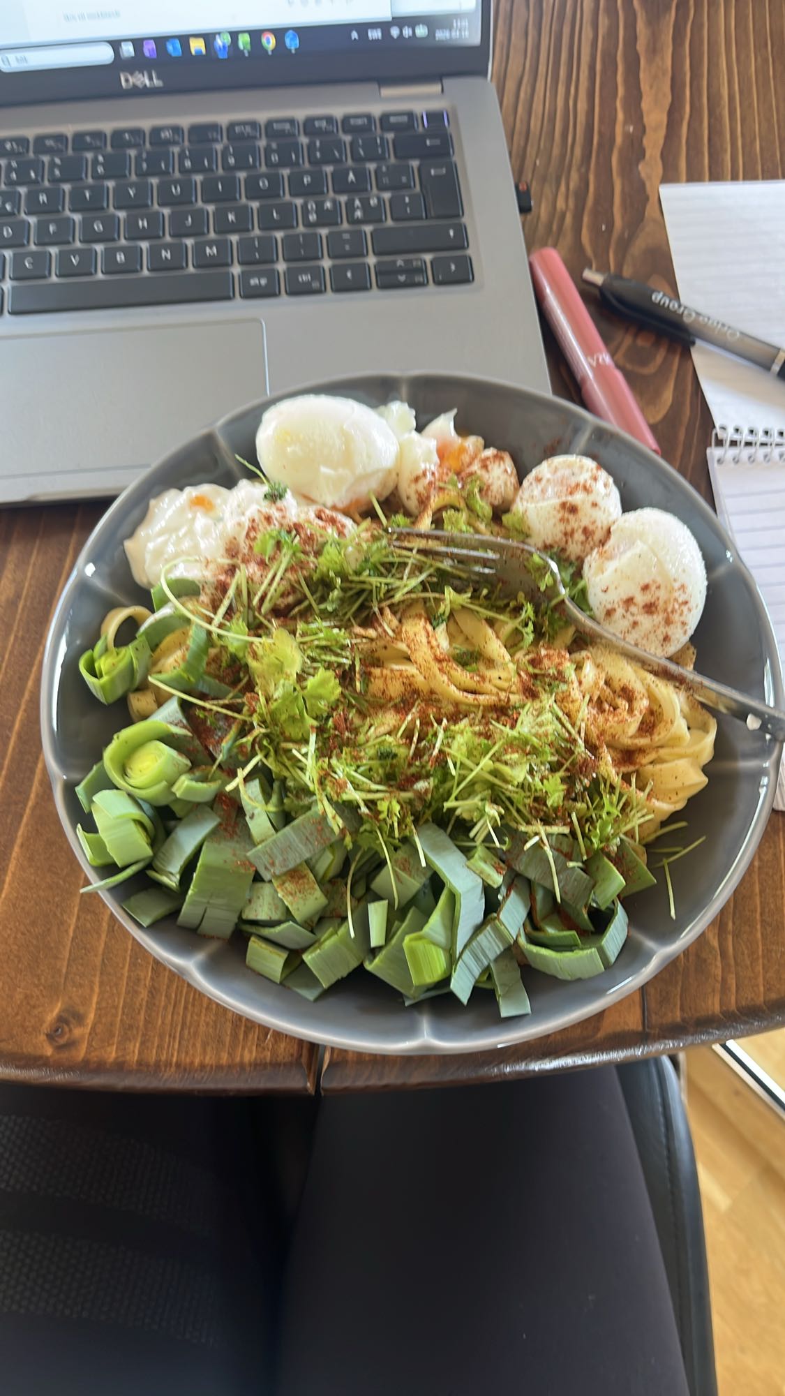 Pasta med ägg och purjo