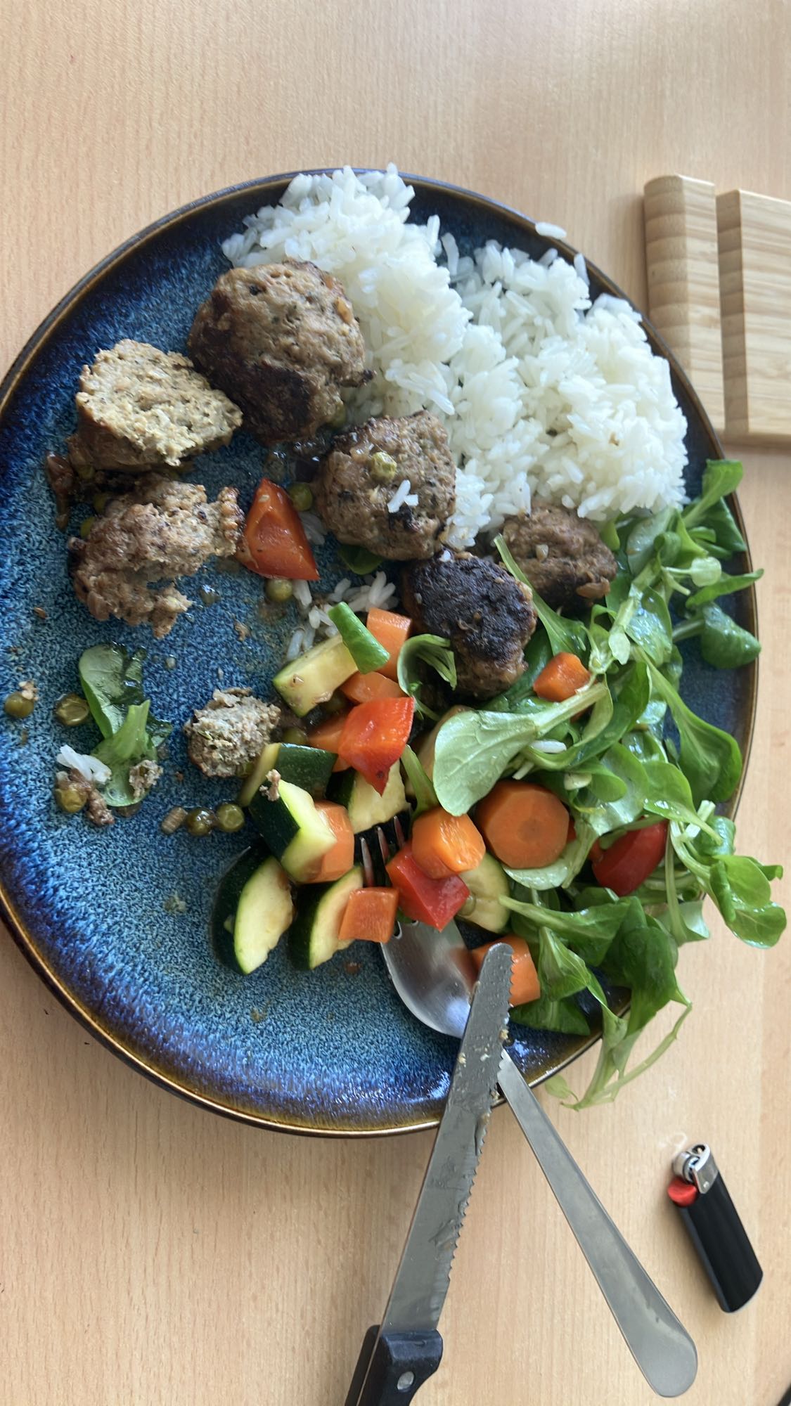 Almôndegas com arroz