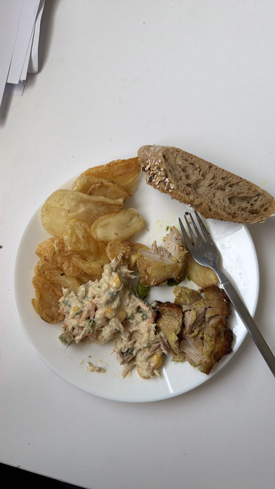 Курица с чипсами и салатом