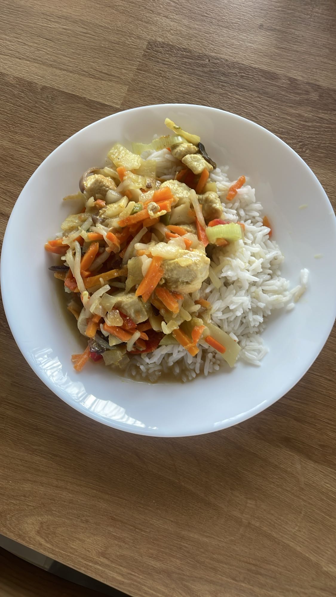 Ryż z kurczakiem i warzywami z mlekiem kokosowym