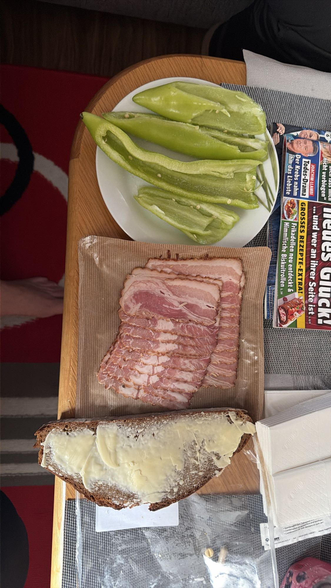 Brot mit Speck und Paprika
