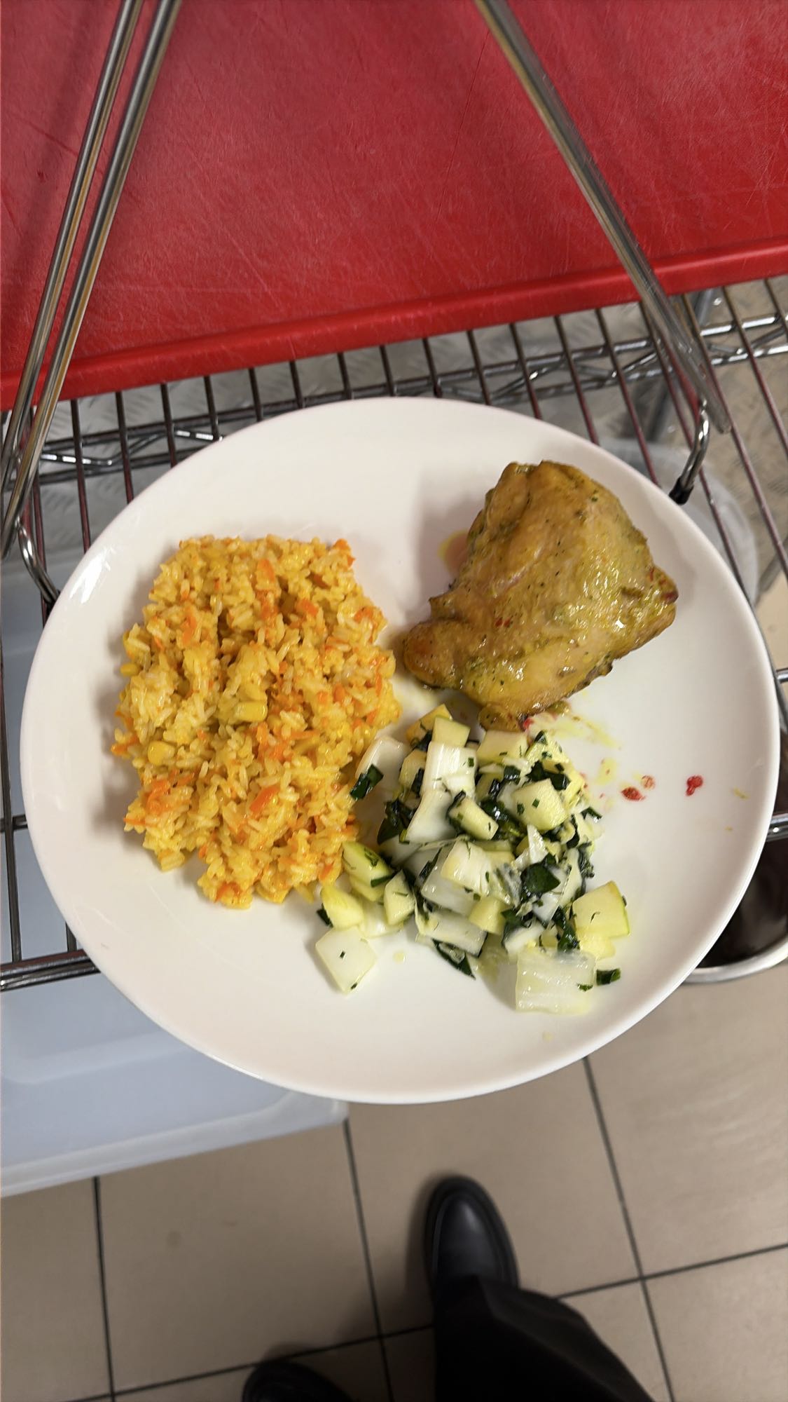 Курица с рисом и салатом